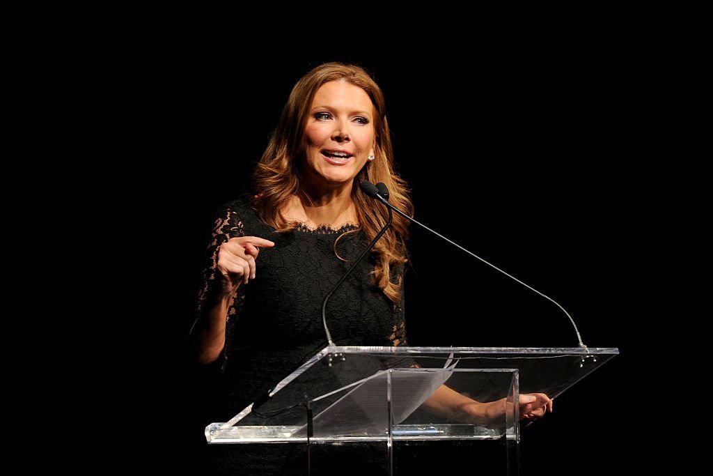 Trish Regan prend la parole sur scène lors de la cérémonie nationale de la Jefferson Awards Foundation 2016 NYC, le 2 mars 2016, au Gotham Hall. | Photo : Getty Images