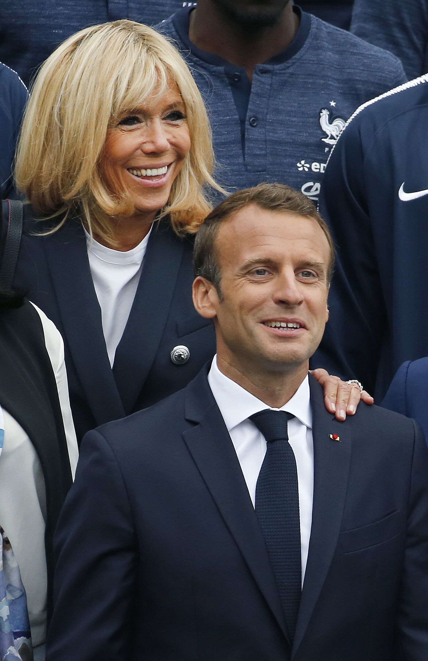 Emmanuel Macron et son épouse Brigitte Macron visite le terrain d'entraînement de l'équipe le 5 juin 2018 à Clairefontaine en Yvelines, France. [ Photo : Getty Images
