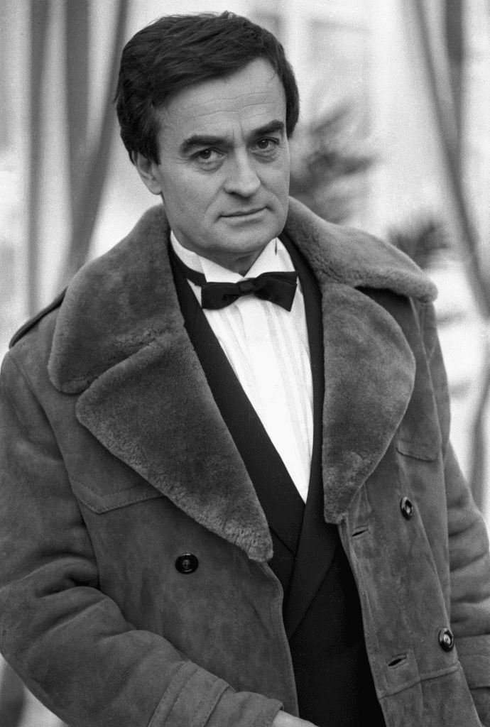 Pierre Hatet sur le tournage de la série "Chateauvalon" en décembre 1983, France. | Photo : Getty Images