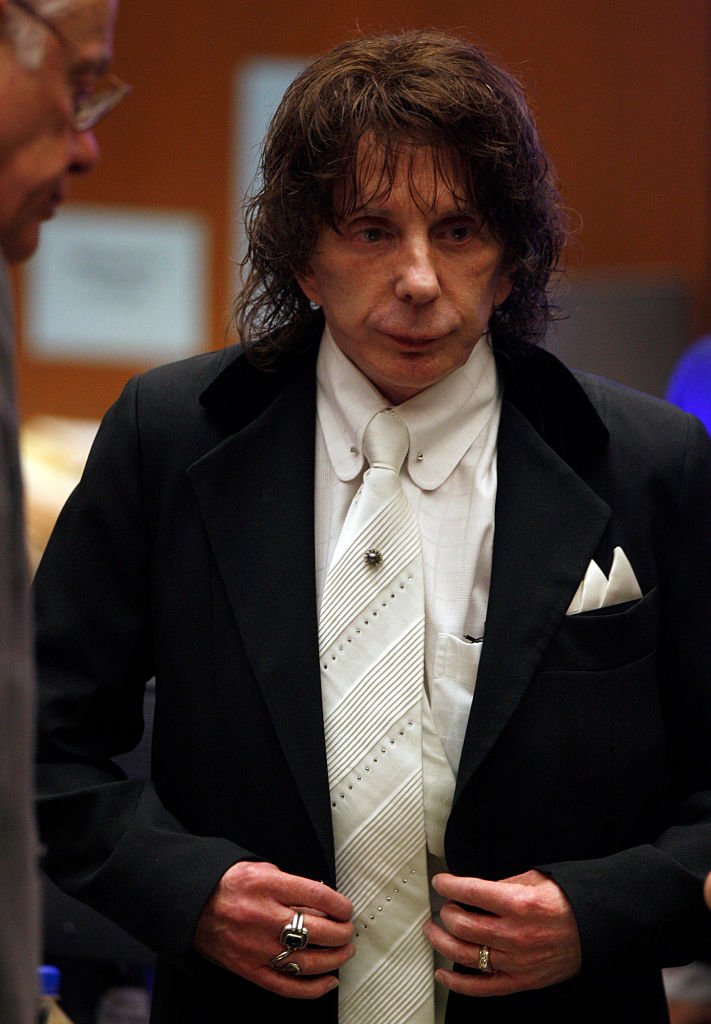 Phil Spector avec son avocat Doran Weinberg à la Cour supérieure du comté de Los Angeles le 22 janvier 2009. | Photo : Getty Images