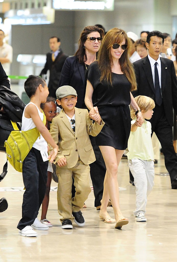 Angelina Jolie avec ses enfants Maddox, Pax, Zahara, Shiloh le 26 juillet 2010 à Narita, au Japon | Photo : Getty Images