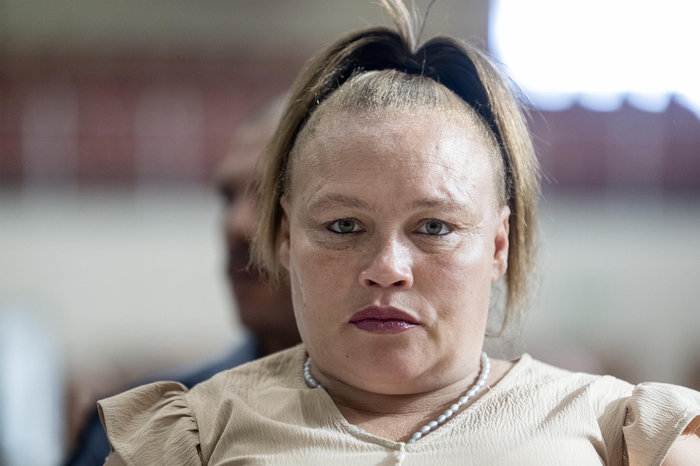Racquel Smith lors du procès dans l'affaire de la disparition de Joshlin Smith au centre polyvalent de White City, le 4 mars 2025, à Saldanha Bay, en Afrique du Sud | Source : Getty Images