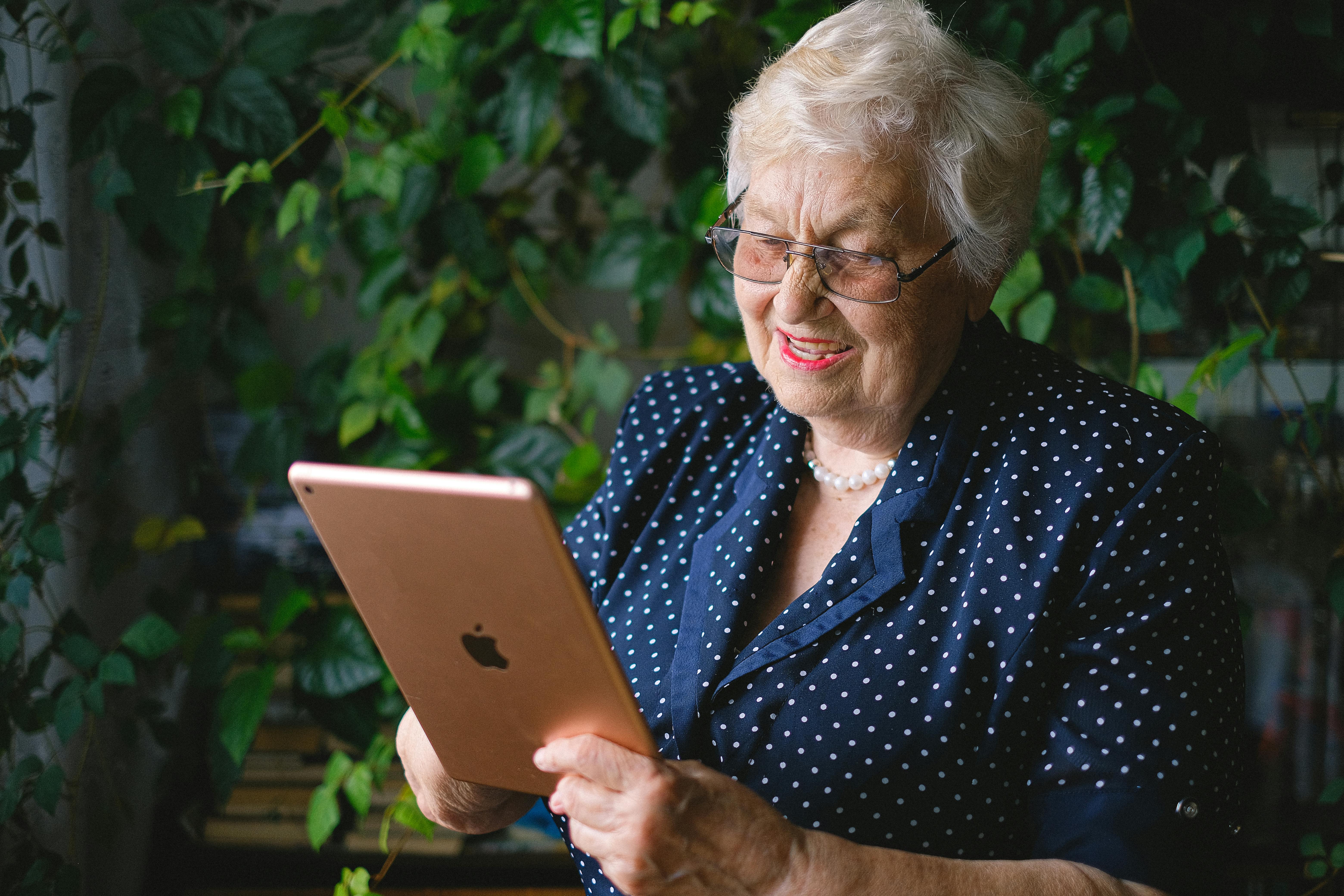 Une femme âgée utilisant une tablette | Source : Pexels