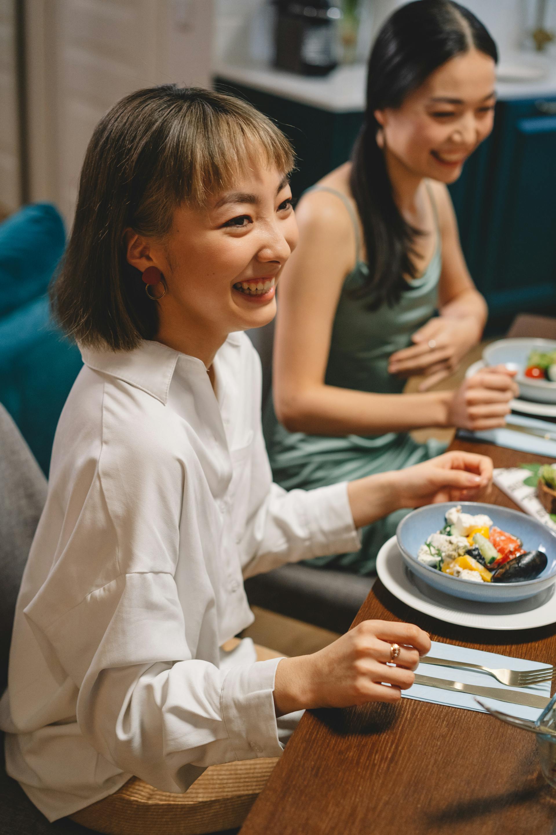 Deux femmes lors d'un dîner | Source : Pexels