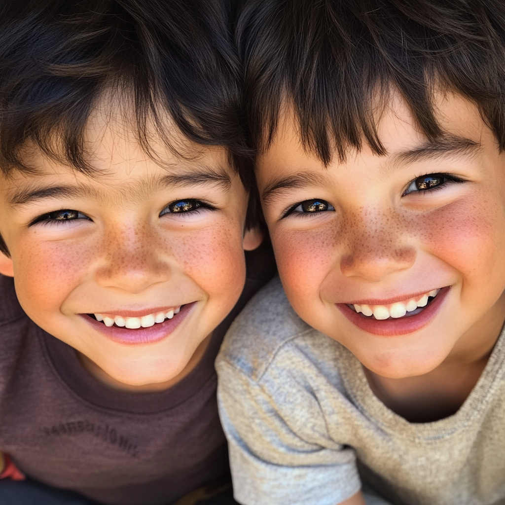 Deux garçons souriants | Source : Midjourney