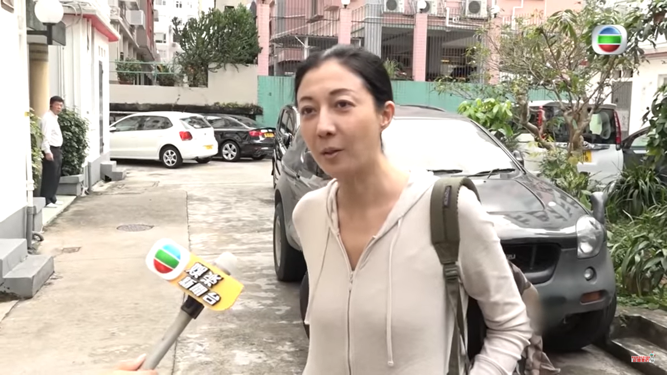 Elaine Ng Yi-Lei répond aux questions des médias concernant le mariage de sa fille Etta Ng Chok Lam | Source : YouTube/TVB