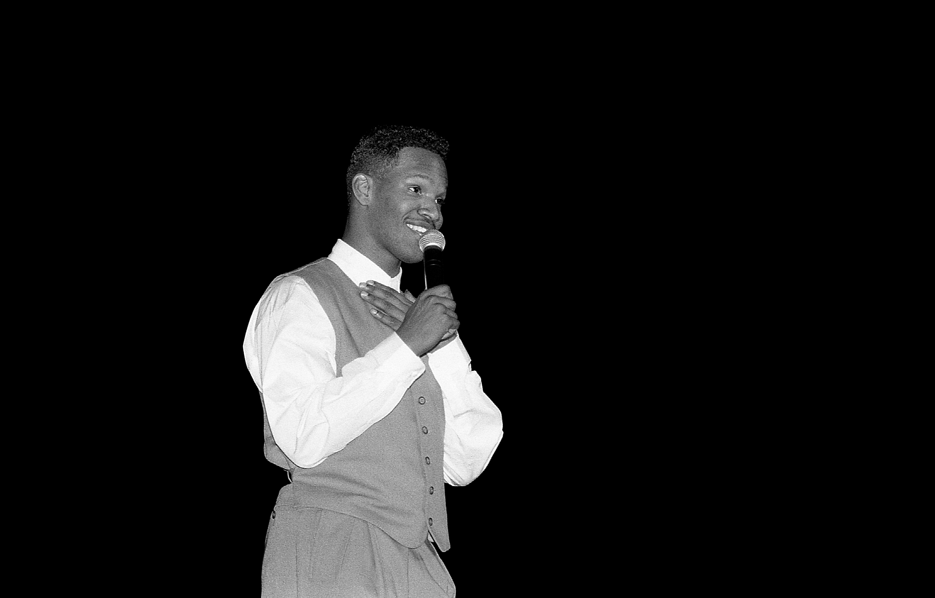 Jamie Foxx fait du stand-up en avril 1994, à Chicago, dans l'Illinois. | Source : Getty Images