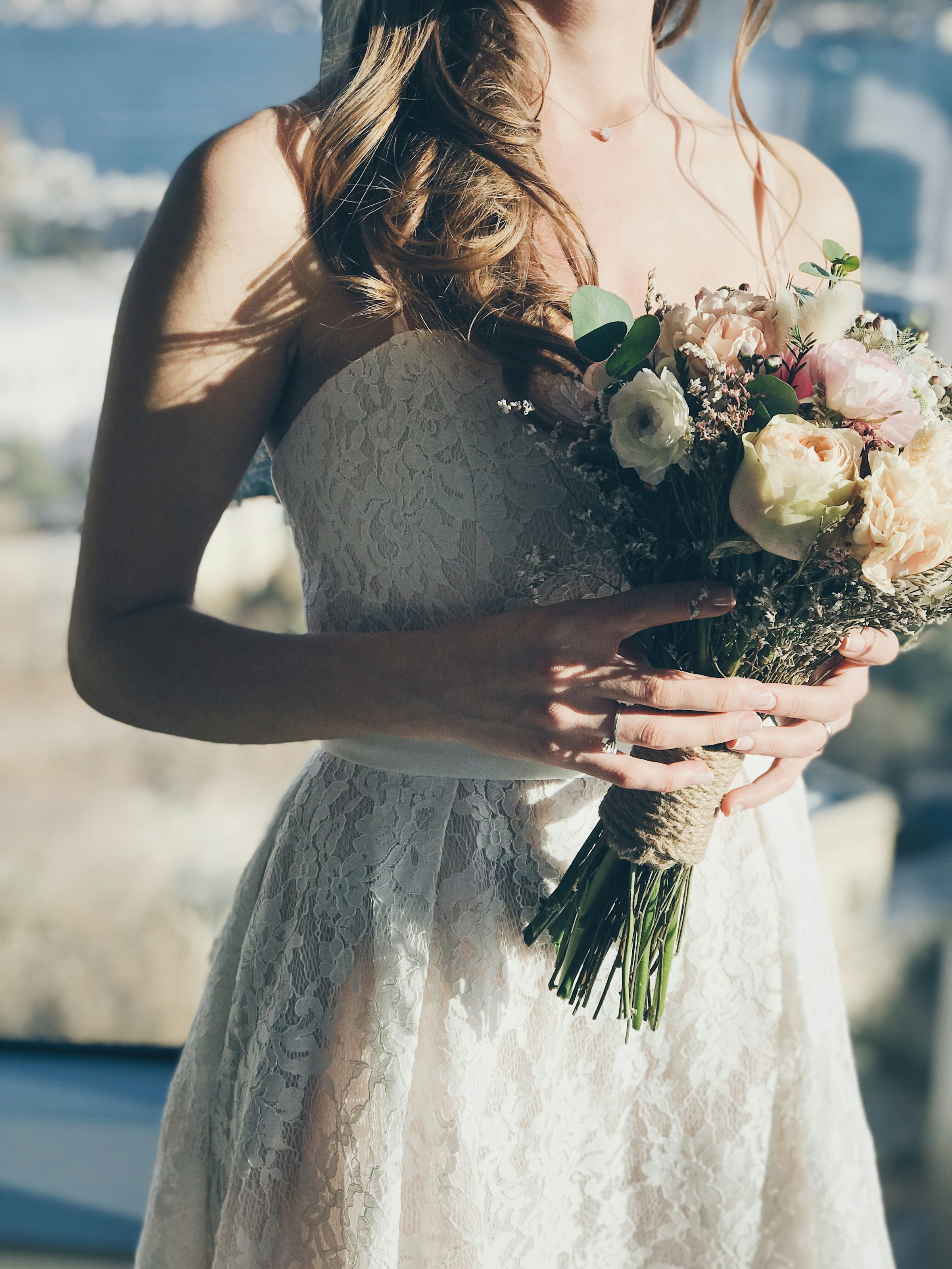 Une mariée tenant un bouquet de fleurs | Source : Unsplash