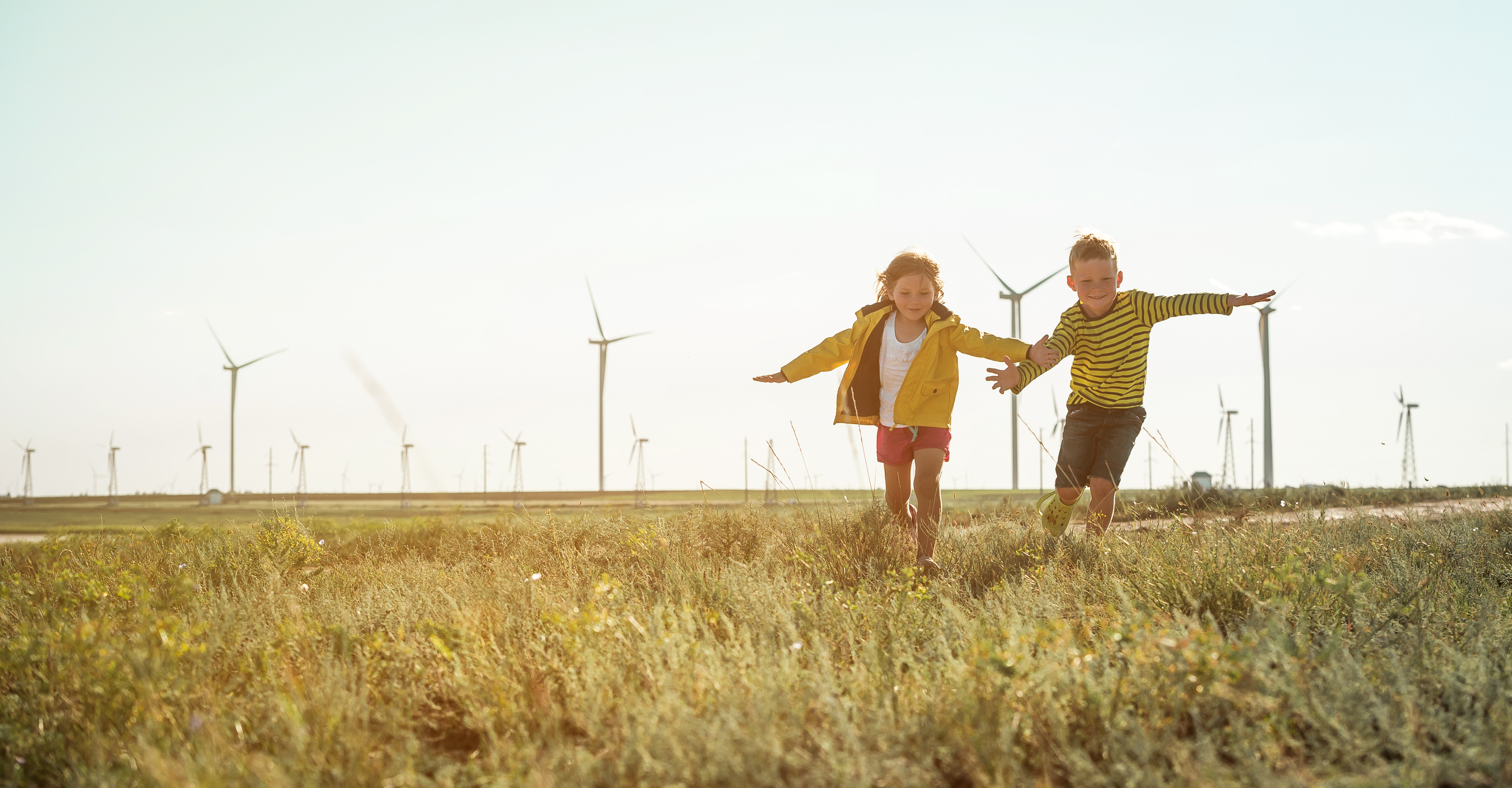 Deux enfants courant dans un champ | Source : Shutterstock