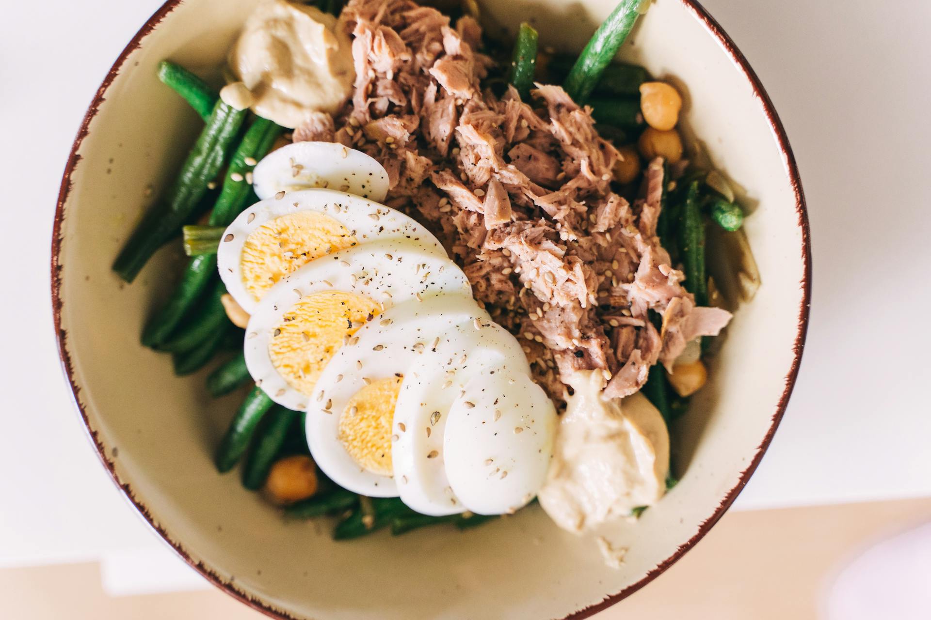 Un repas composé de haricots verts, de thon et d'un œuf dur | Source : Pexels