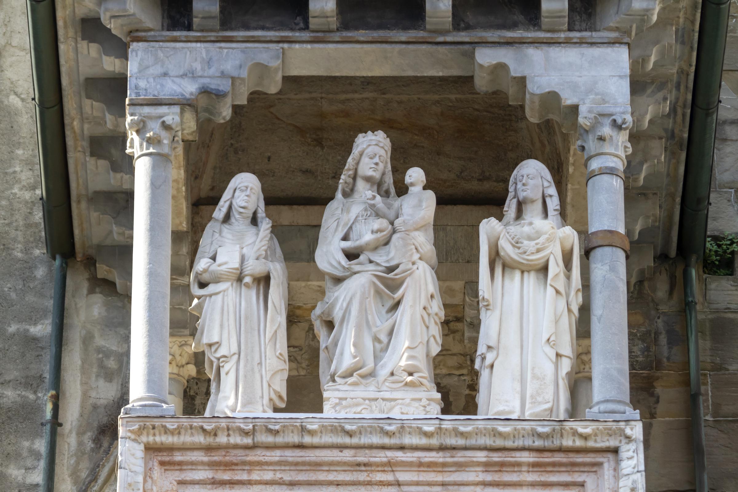 Statues à l'extérieur de la basilique Sainte-Marie-Majeure à Rome, Italie | Source : Getty Images