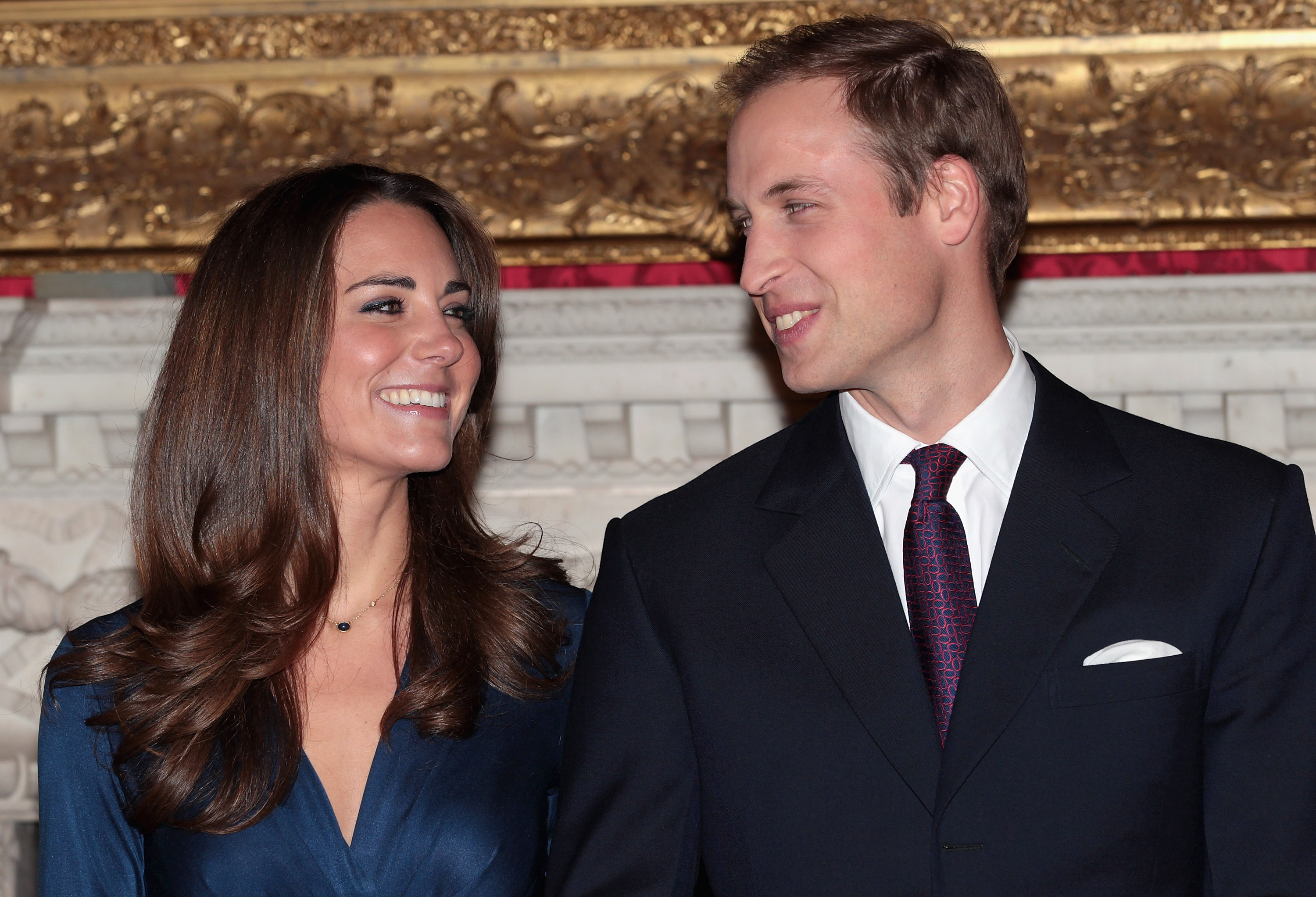 Kate Middleton et le prince William posent dans les appartements d'État du palais St James à Londres, en Angleterre, le 16 novembre 2010 | Source : Getty Images