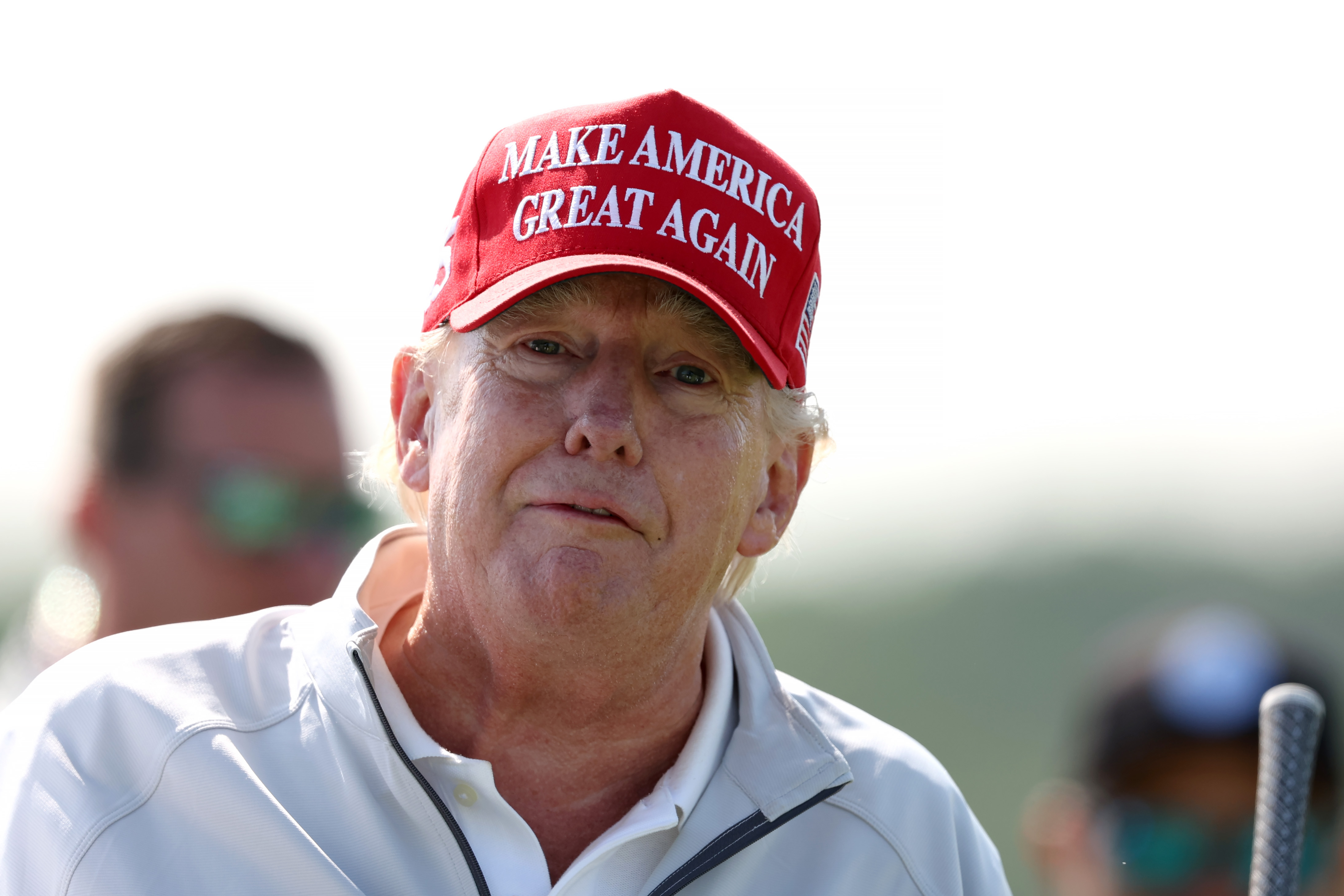 Sur un autre cliché pris le même jour, Donald Trump fait face à la caméra avec une expression calme. Les tons rouges de son visage sont particulièrement clairs autour de ses joues, contrastant avec la peau pâle près de son col.