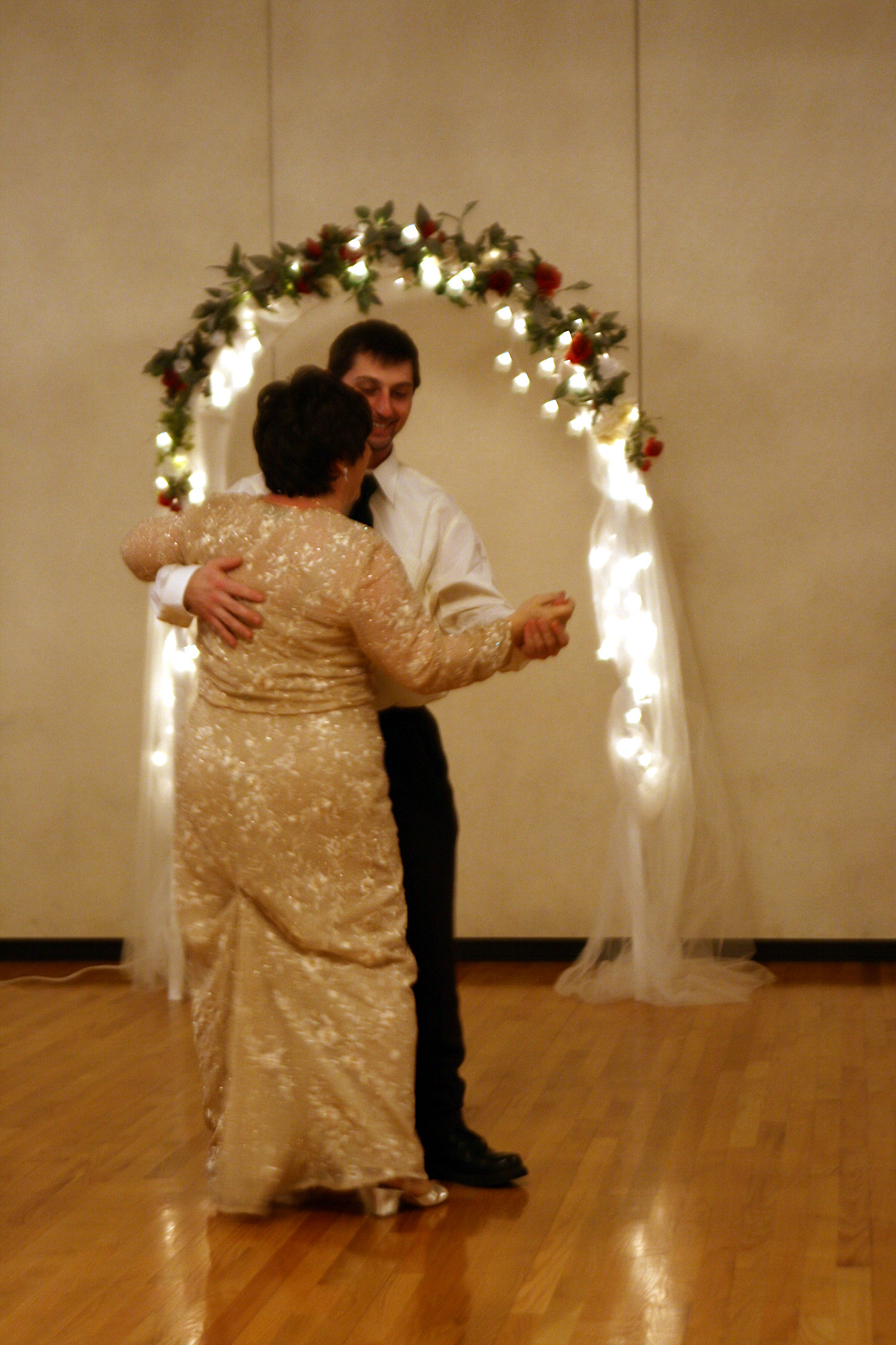 Un fils partageant une danse avec sa mère lors de son mariage | Source: Flickr/quinn.anya