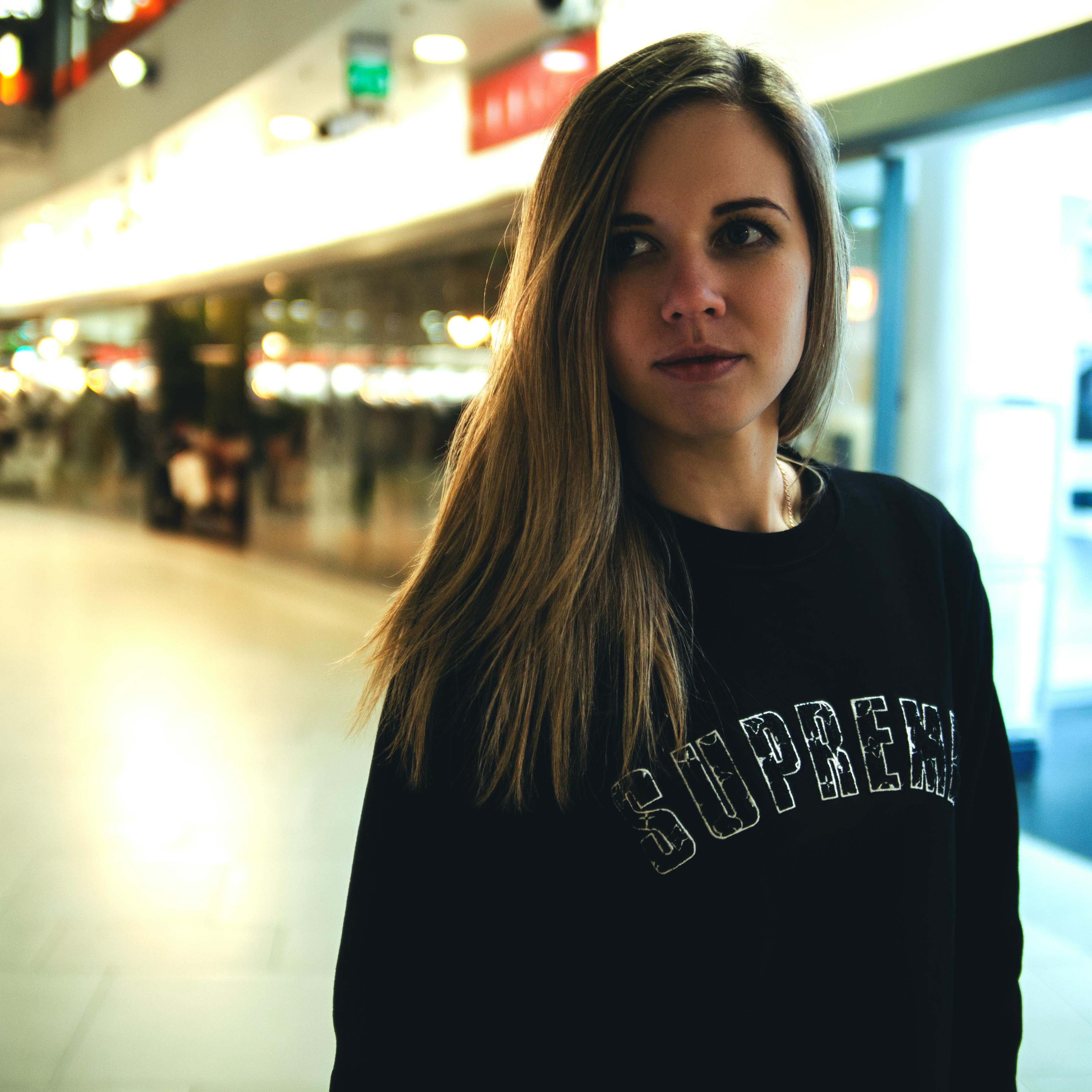 Une femme regarde quelqu'un dans un aéroport | Source : Pexels