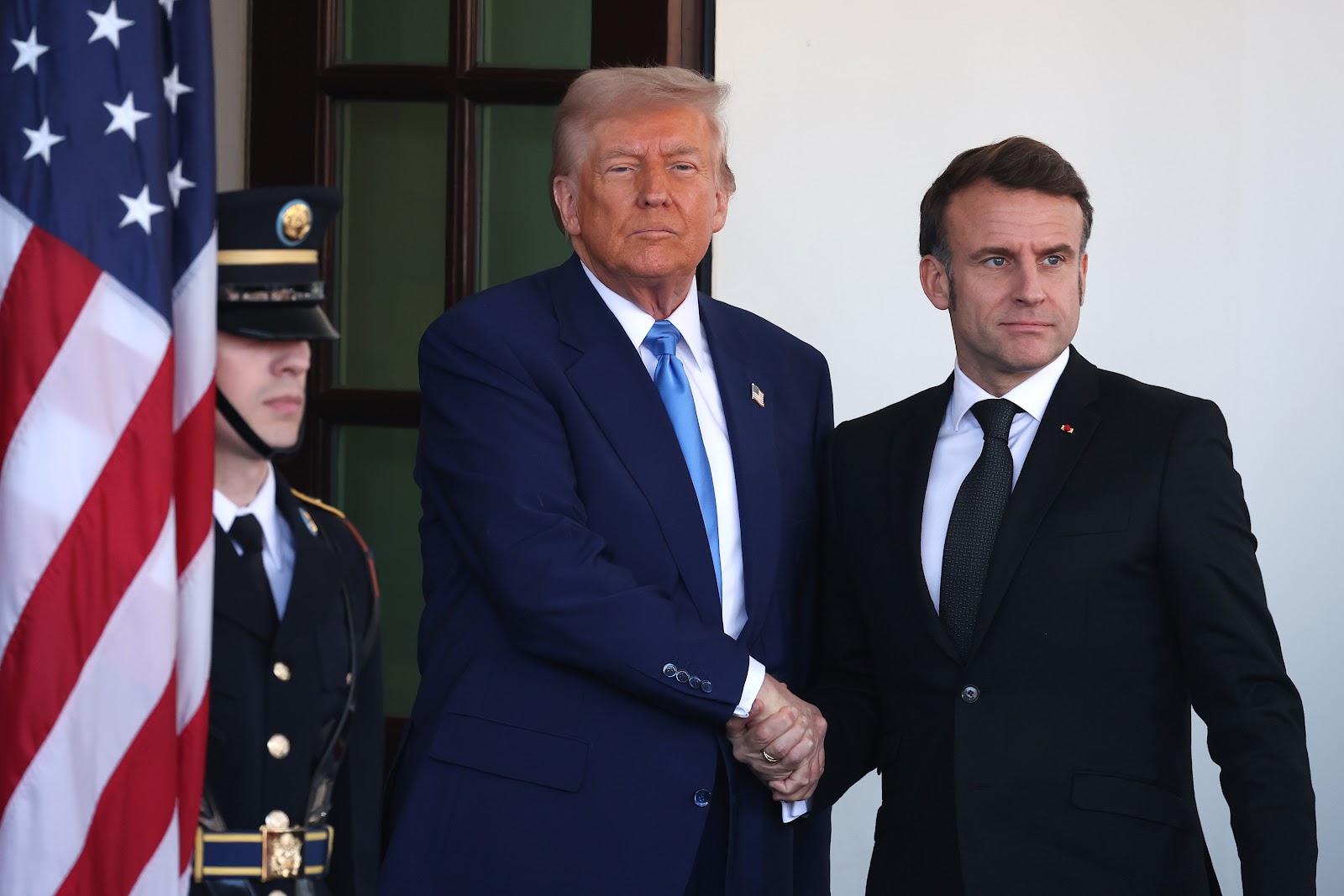 Donald Trump et Emmanuel Macron se serrent la main. | Source : Getty Images