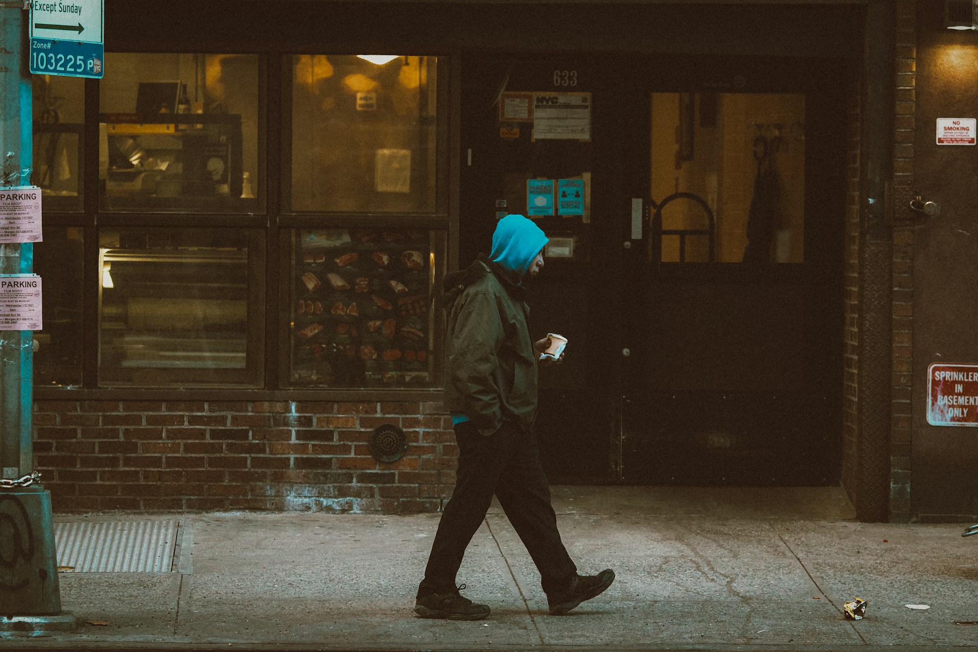 Un homme marchant dans la rue avec une tasse de café à la main | Source : Unsplash