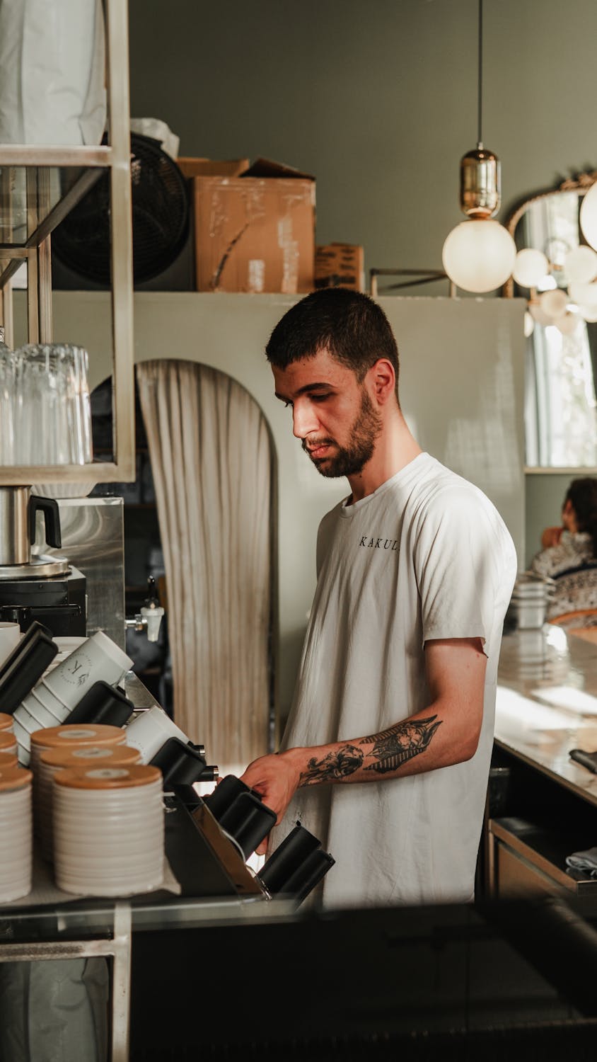 Un homme travaillant dans son café | Source : Pexels