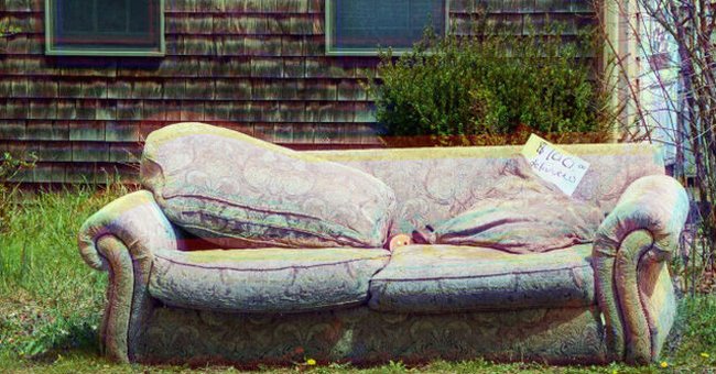 Lorraine found the sofa at a flea market. | Source: Shutterstock