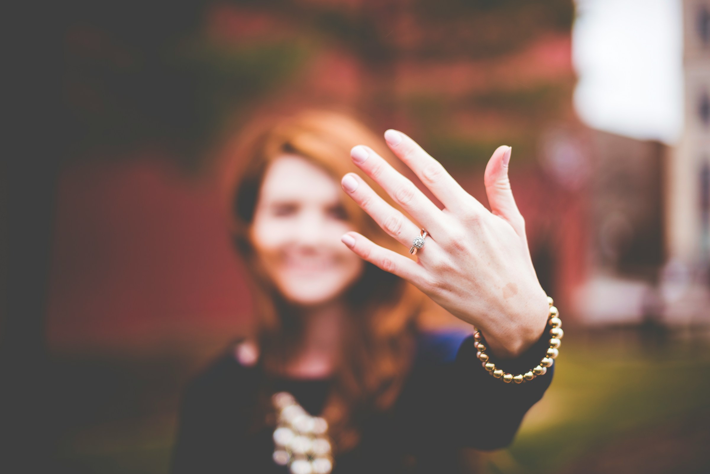 Une femme exhibant sa bague de fiançailles | Source : Unsplash