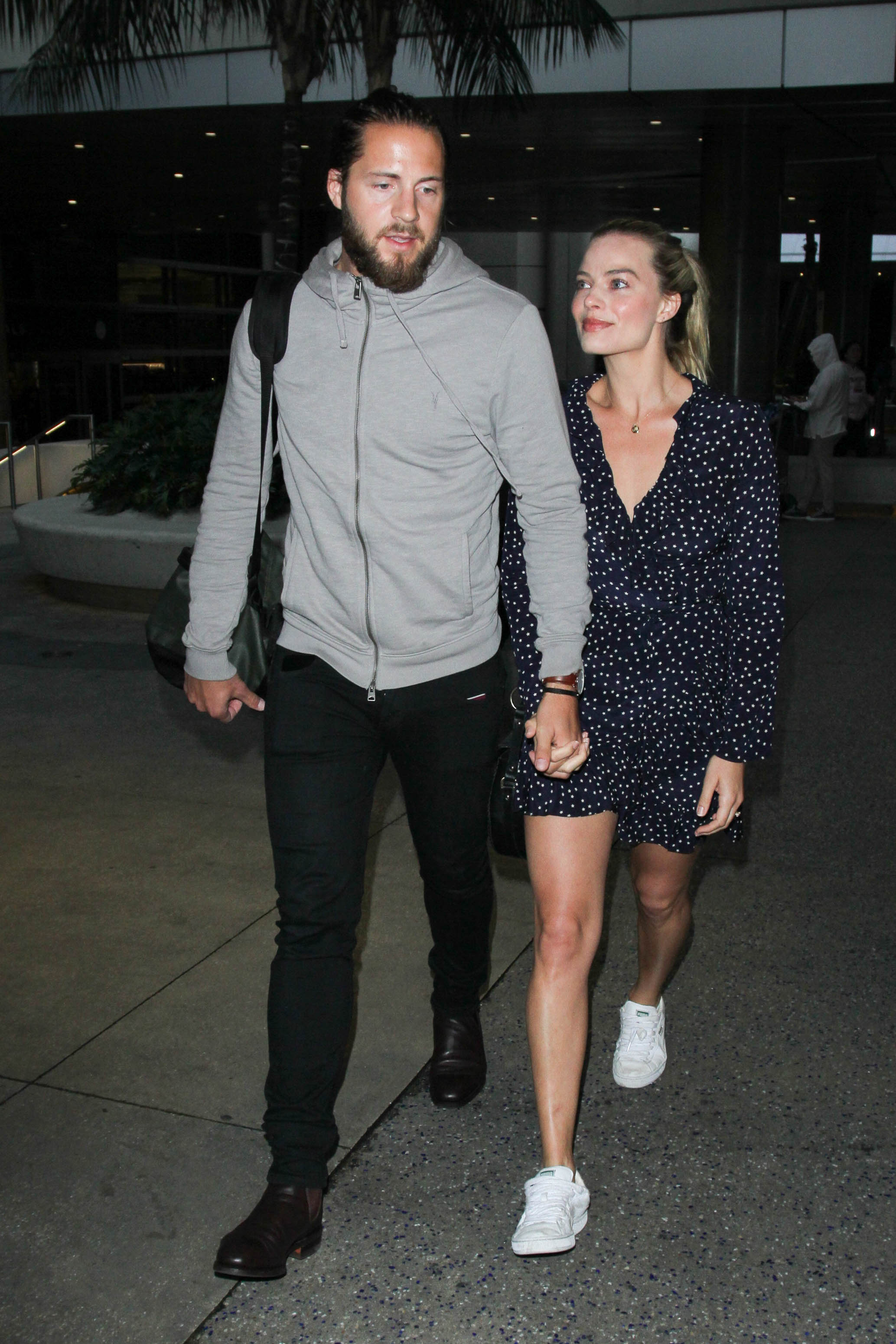 Margot Robbie et Tom Ackerley sont vus à l'aéroport de Los Angeles, en Californie, le 2 janvier 2017 | Source : Getty Images