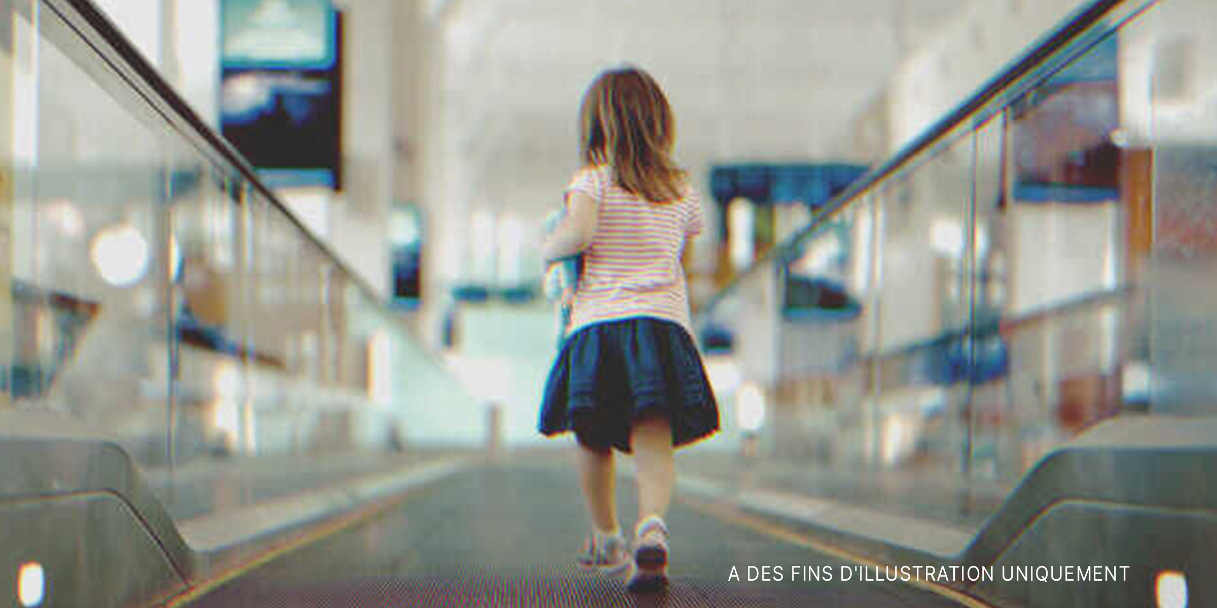 Une petite fille perdue dans un aéroport | Source : Shutterstock.com