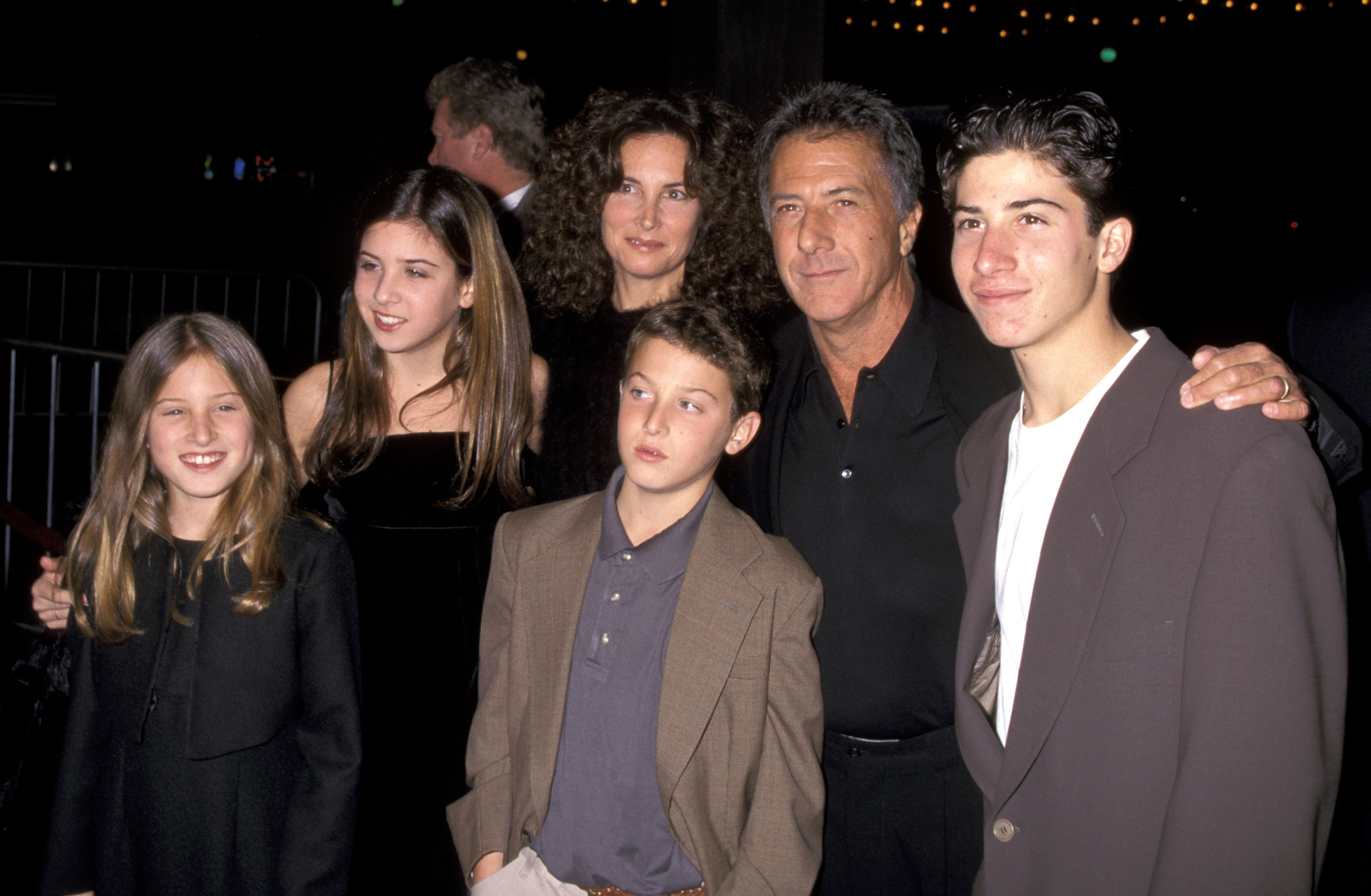Dustin Hoffman, Lisa Hoffman et leurs enfants lors de la première de "Wag The Dog" à Century City, Californie, le 17 décembre 1997. | Source : Getty Images