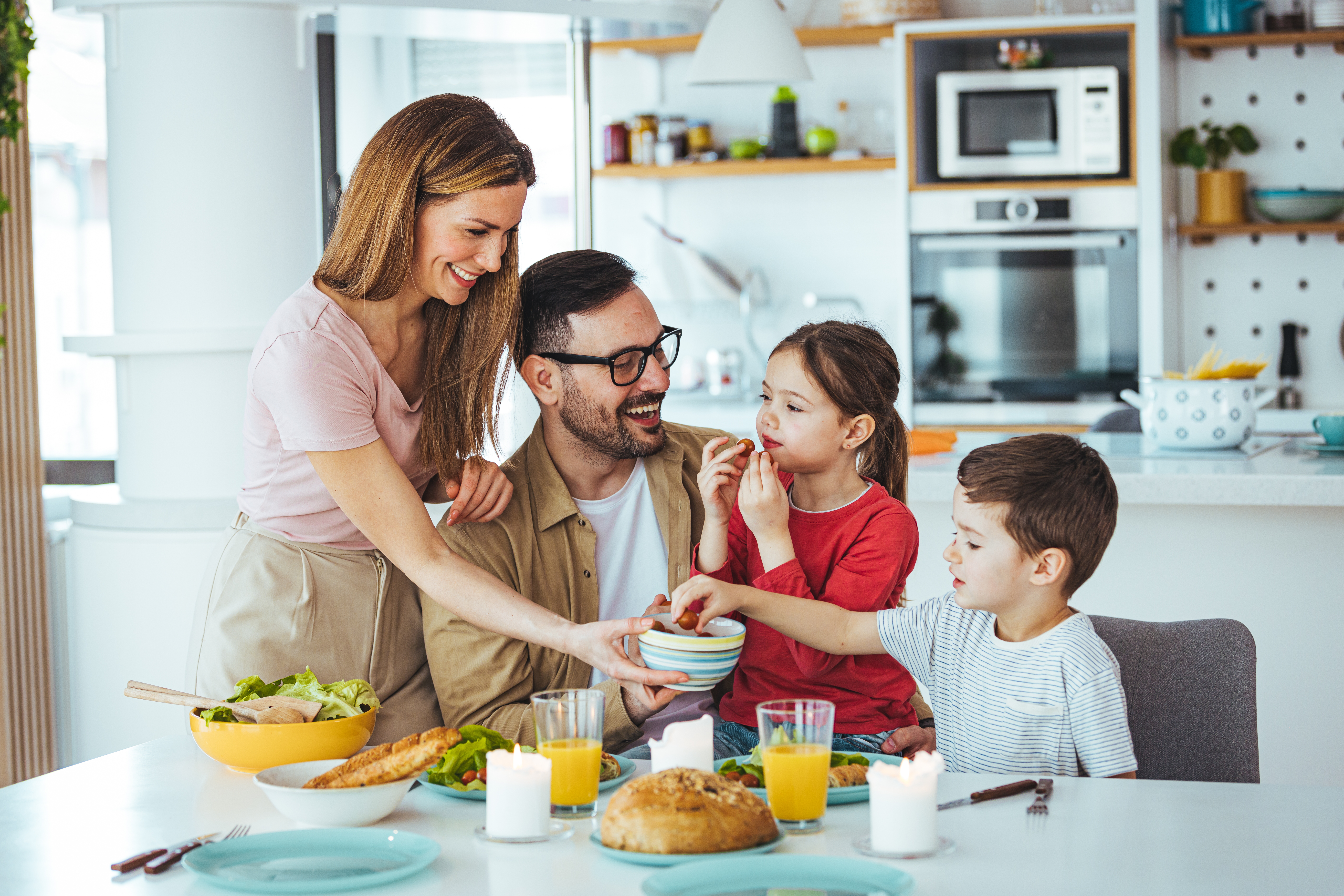 Une famille en train de déguster un repas | Source : Shutterstock