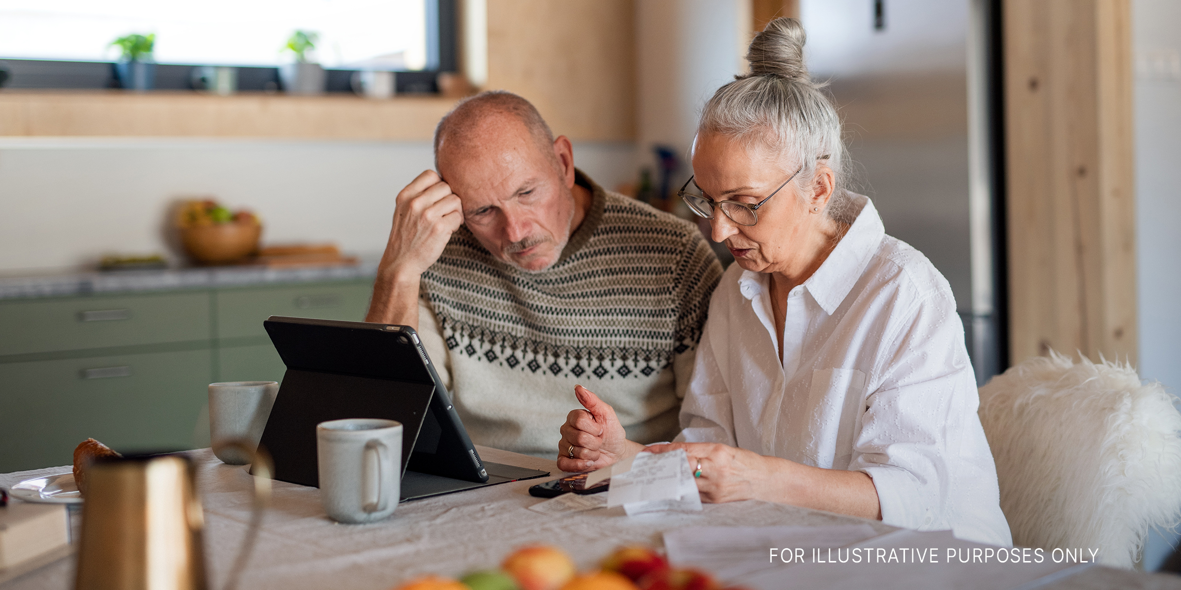 Un couple de personnes âgées regardant une tablette | Source : Getty Images