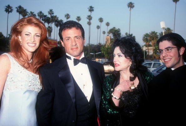 Sylvester Stallone, Angie Everhart, Jaqueline et Sage à la première cérémonie annuelle des Blockbuster Entertainment Awards le 3 juin 1995 à Los Angeles, CA | Photo : Getty Images
