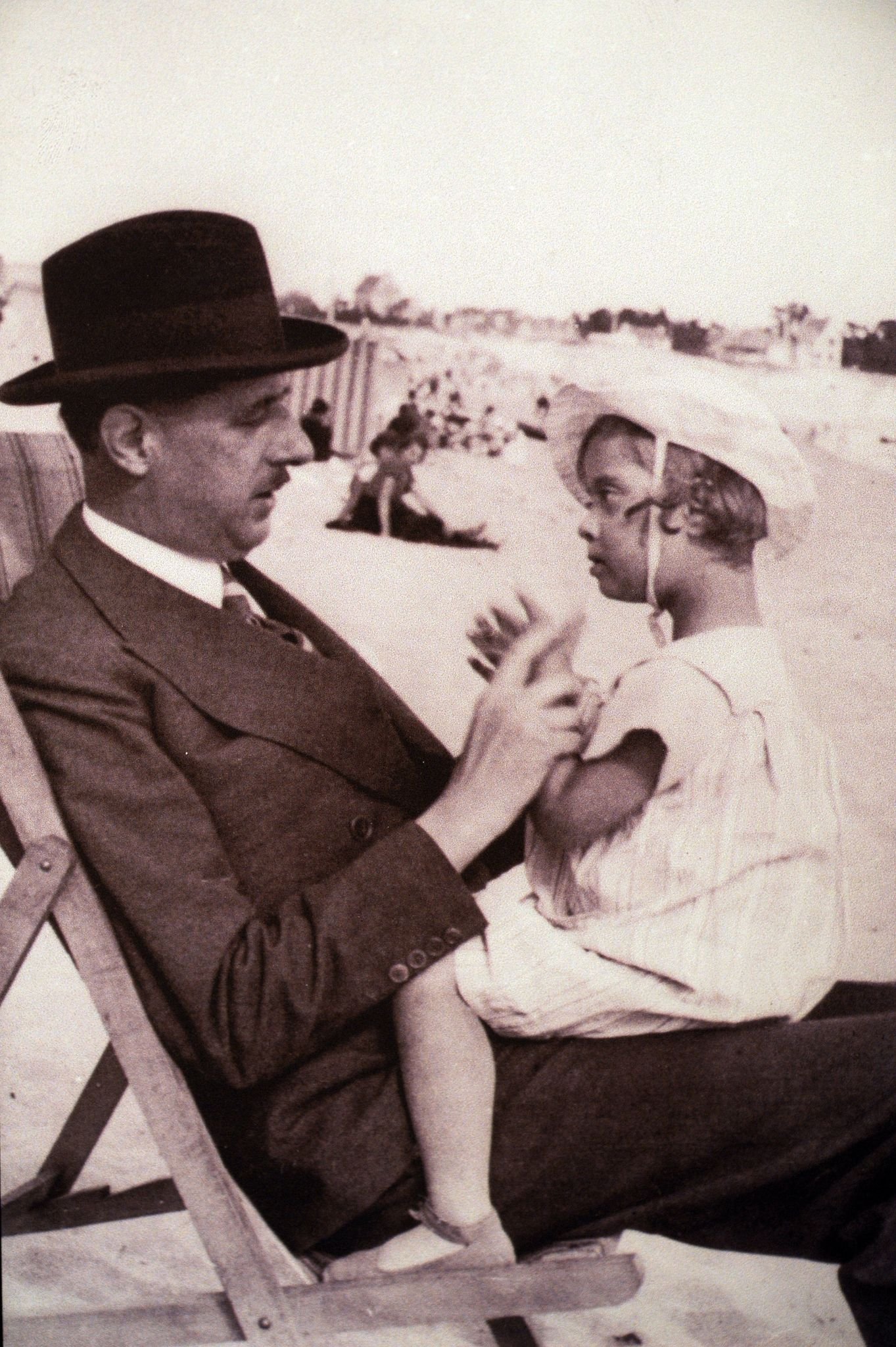 Charles de Gaulle en compagnie de sa fille Anne. l Source : Getty Images