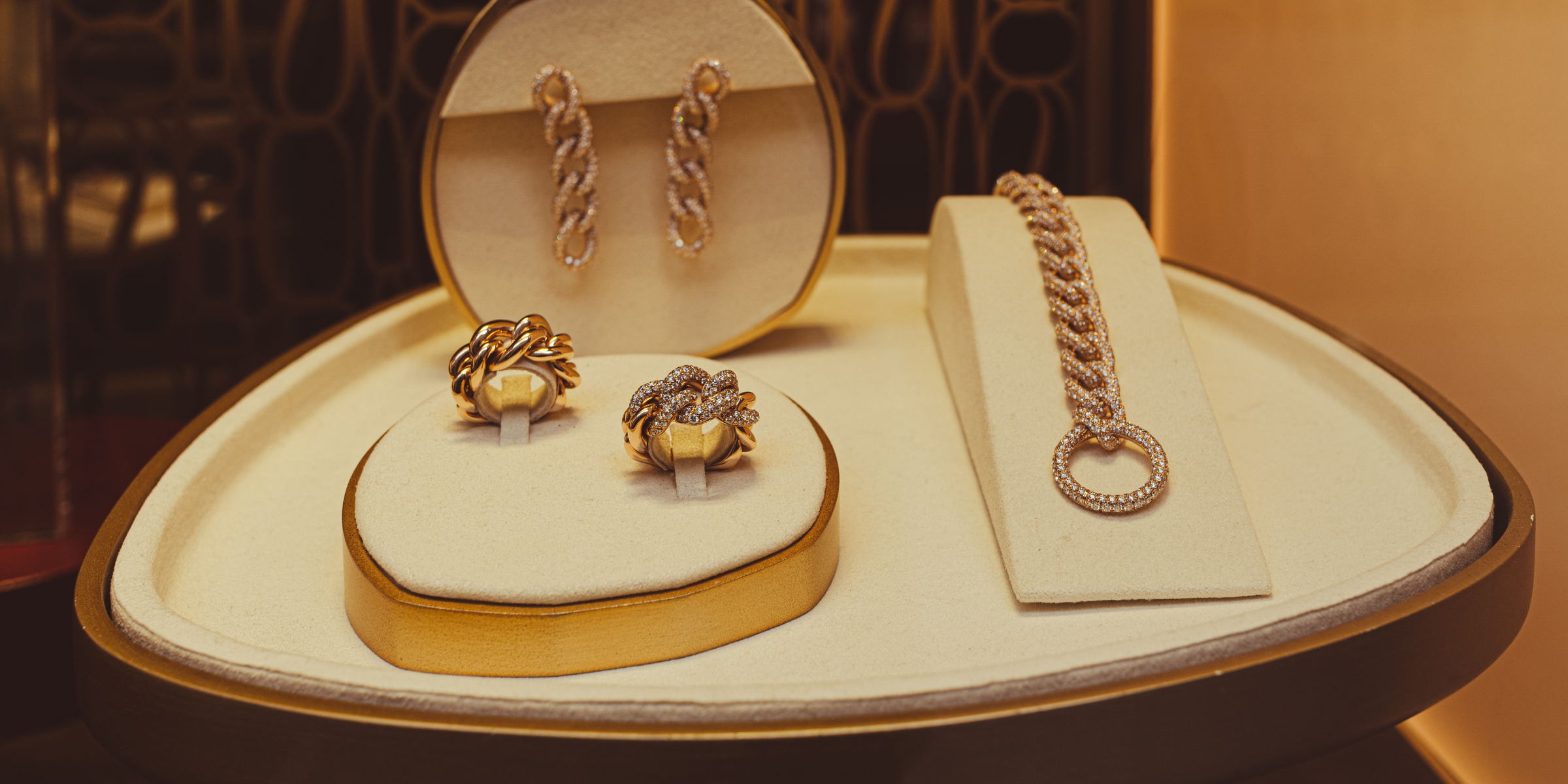 Des bijoux en or dans une vitrine | Source : Pexels