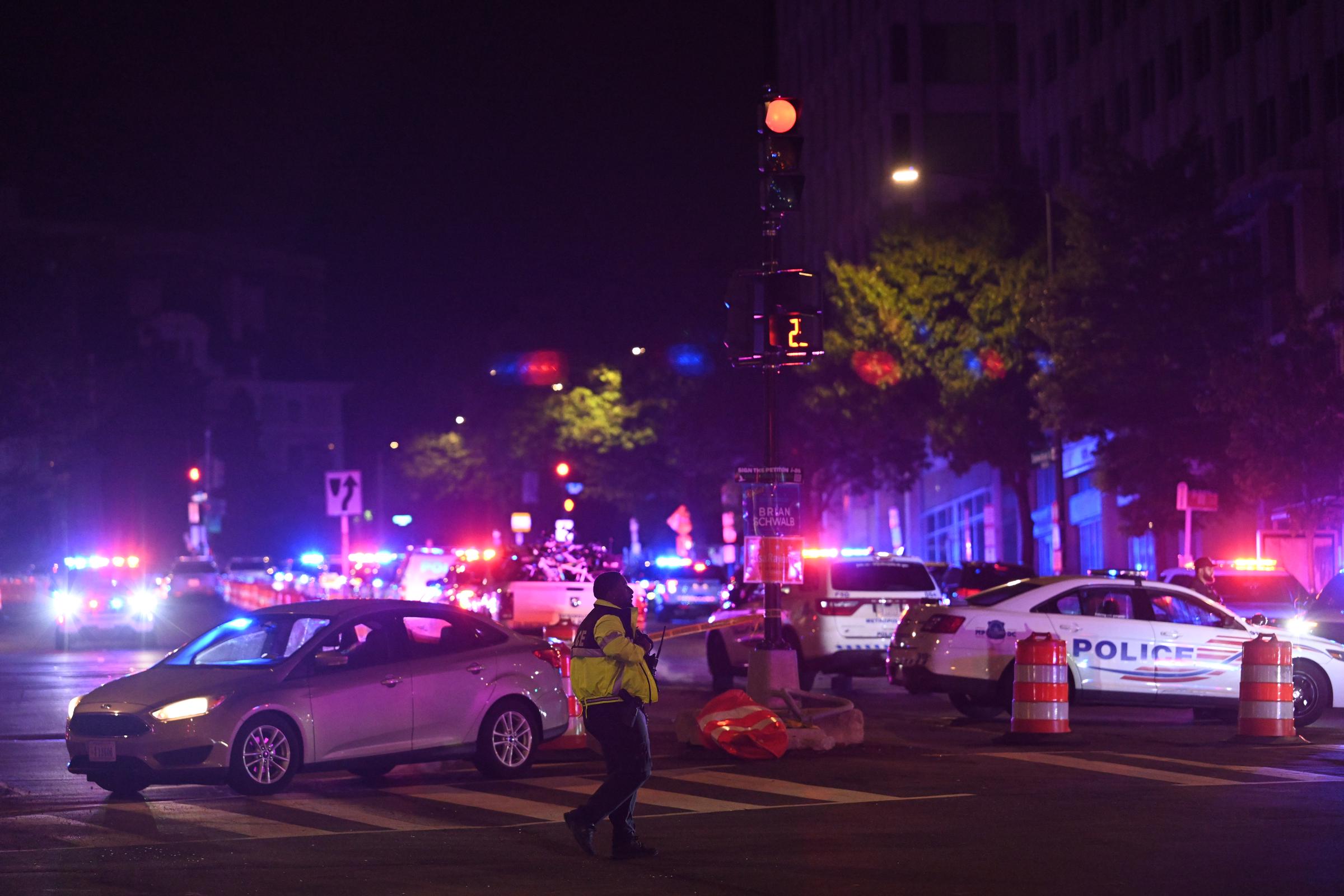 La police encercle l'hôtel Washington Hilton, où des coups de feu ont été tirés à proximité du dîner des correspondants de la Maison Blanche, le 25 avril 2026 à Washington, D.C. | Source : Getty Images