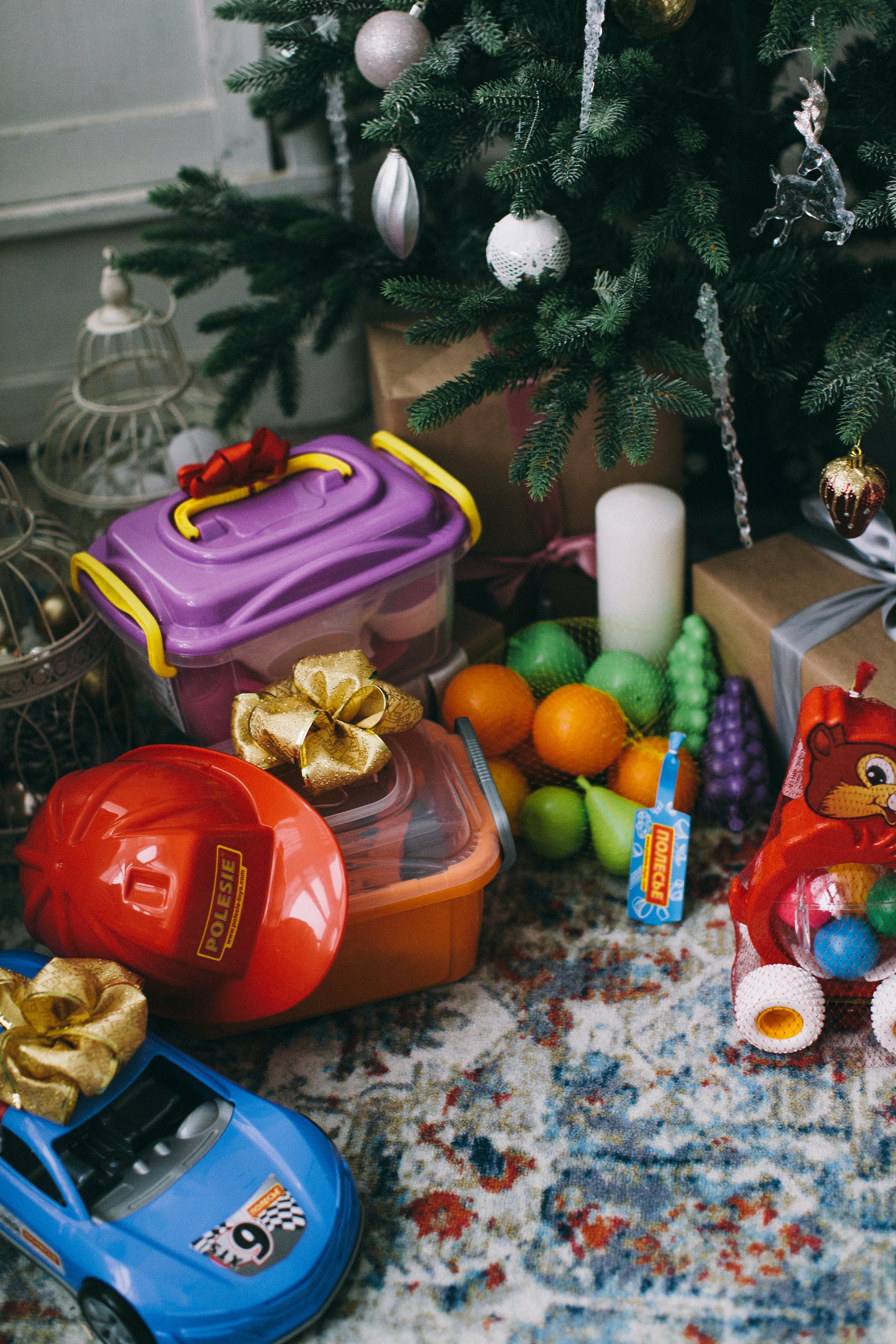 Jouets d'enfants placés sous un arbre de Noël | Source : Pexels