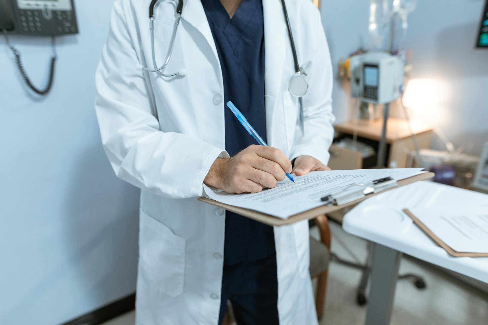 Un médecin écrit sur un papier | Source : Pexels