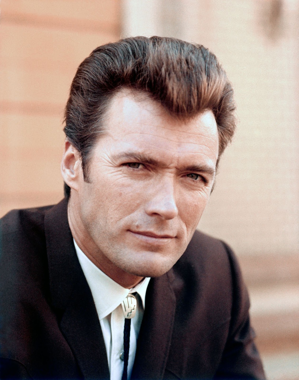 Clint Eastwood sur le plateau de tournage de "Coogan's Bluff" en 1968. | Source : Getty Images