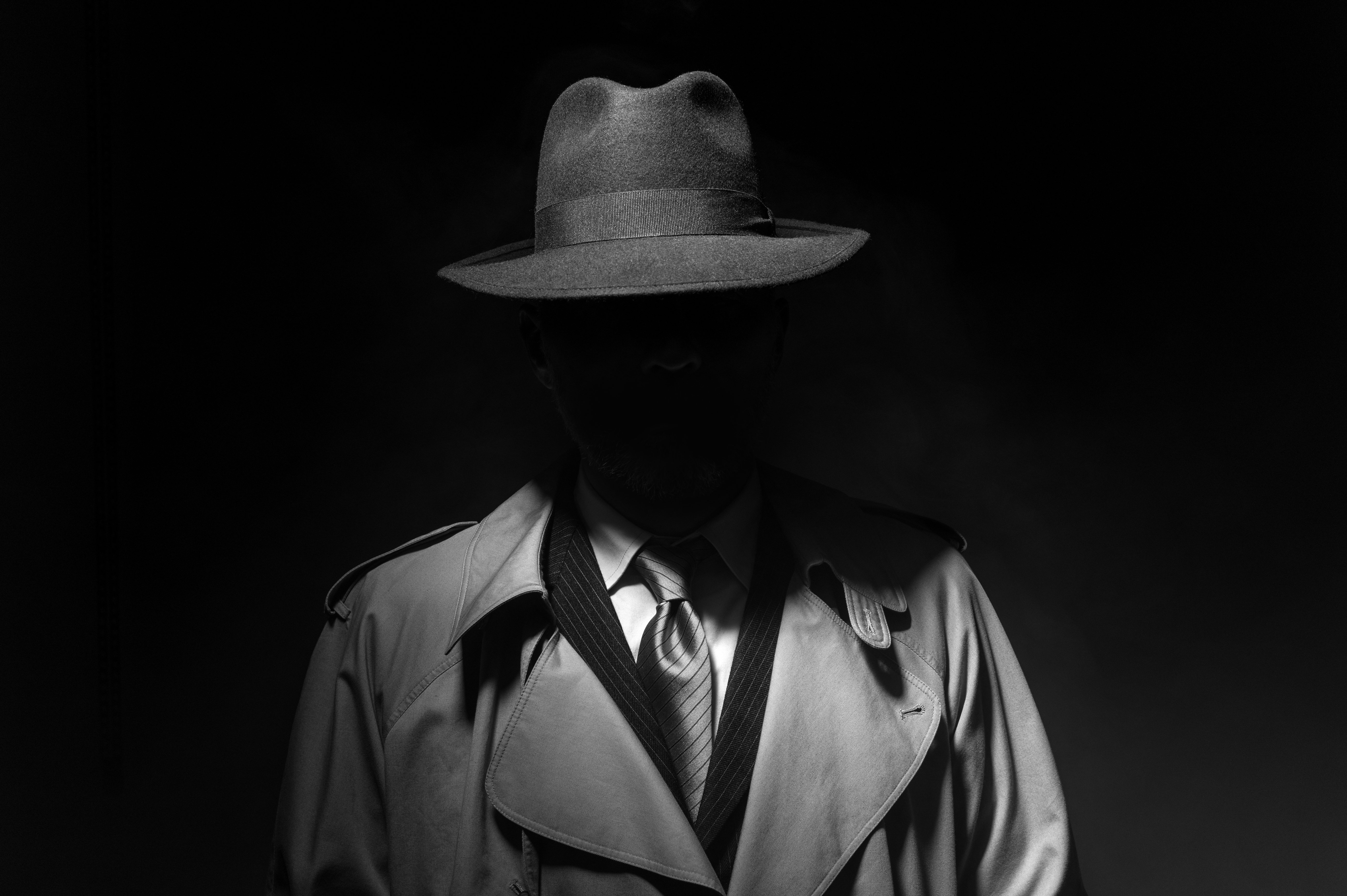 Un détective qui se tient dans l'ombre. │Source : Shutterstock