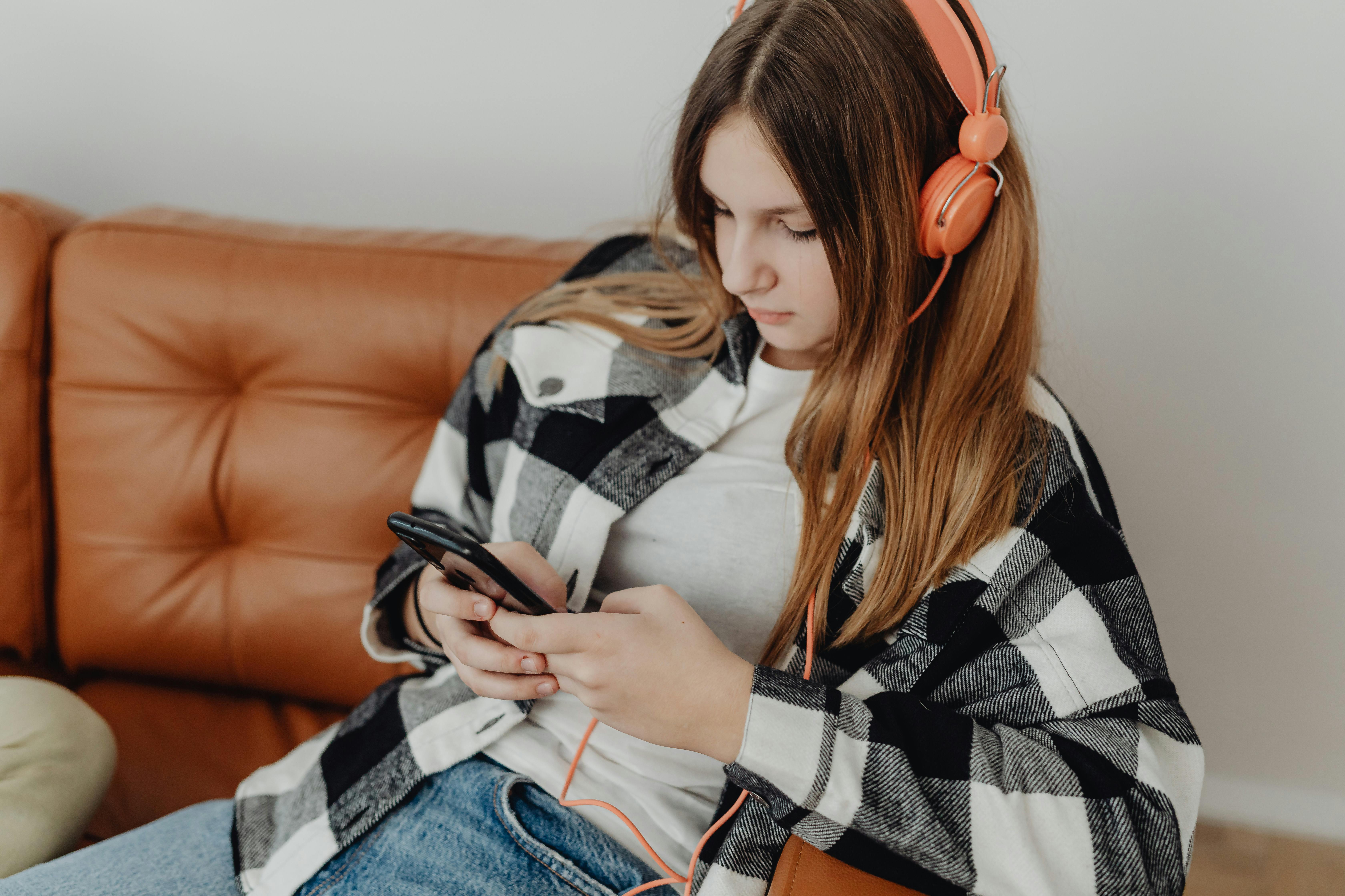 Une adolescente sur son téléphone | Source : Pexels