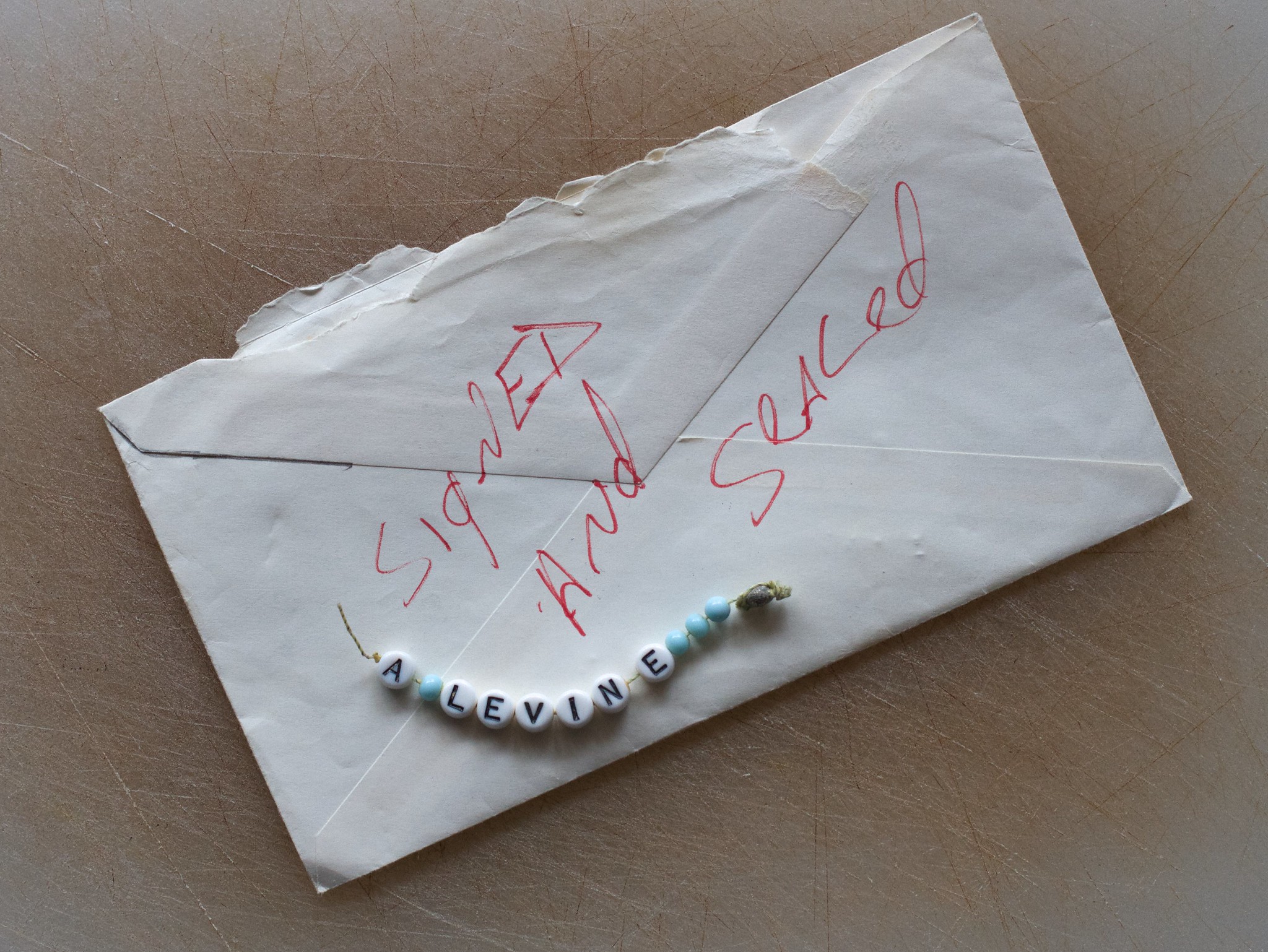 Une enveloppe avec un bracelet sur le dessus | Source : Flickr