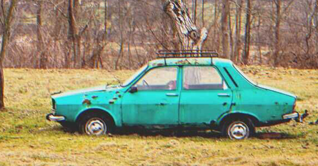 Une vieille voiture abandonnée | Source : Shutterstock