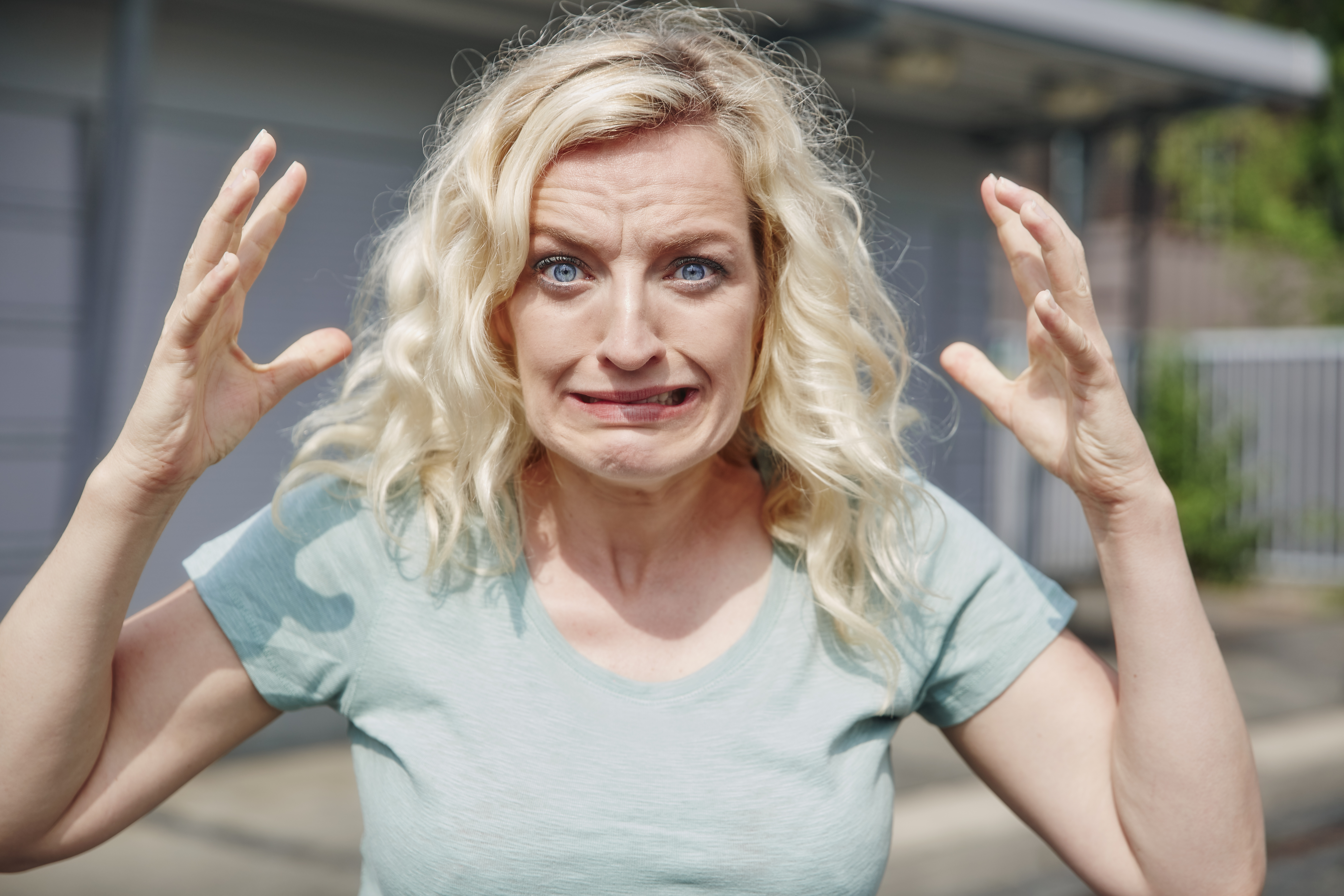 Une mère en colère jette ses mains en signe d'incrédulité | Source : Getty Images