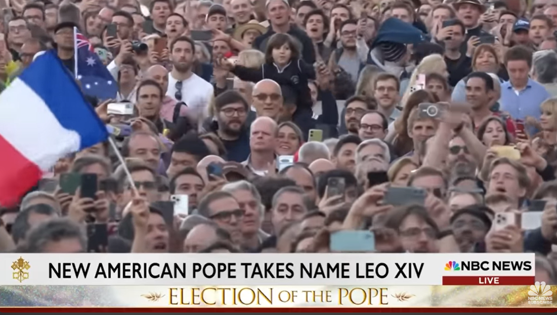 La foule se rassemble sur la place Saint-Pierre pour assister à l'apparition publique du pape Léon XIV, le premier Américain élu à la papauté | Source : YouTube/NBC News