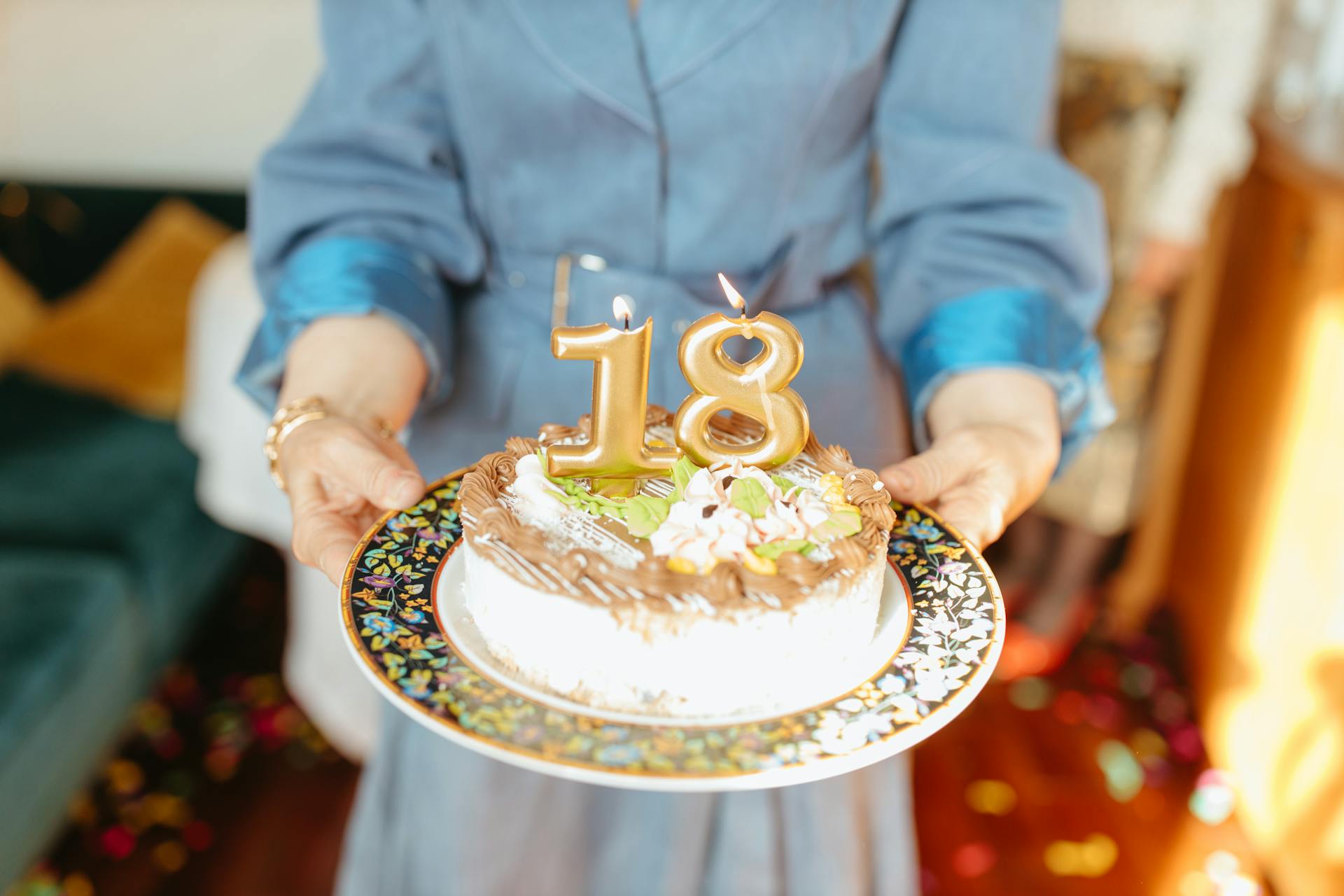 Une femme tenant un gâteau d'anniversaire | Source : Pexels