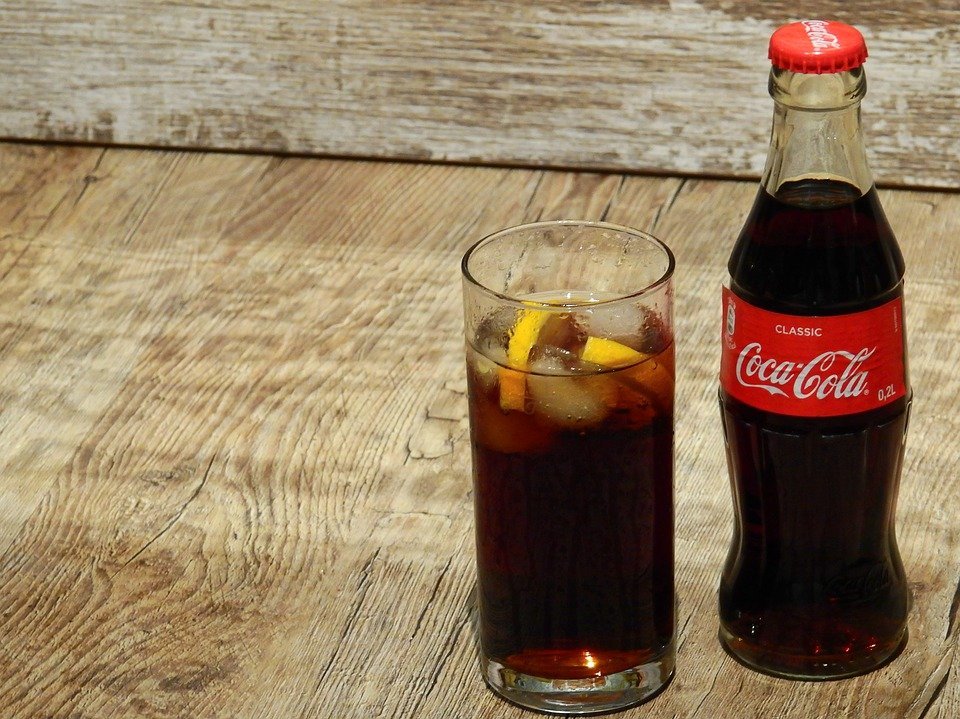Coka-Cola servi dans un gobelet en verre. Image : Pixabay