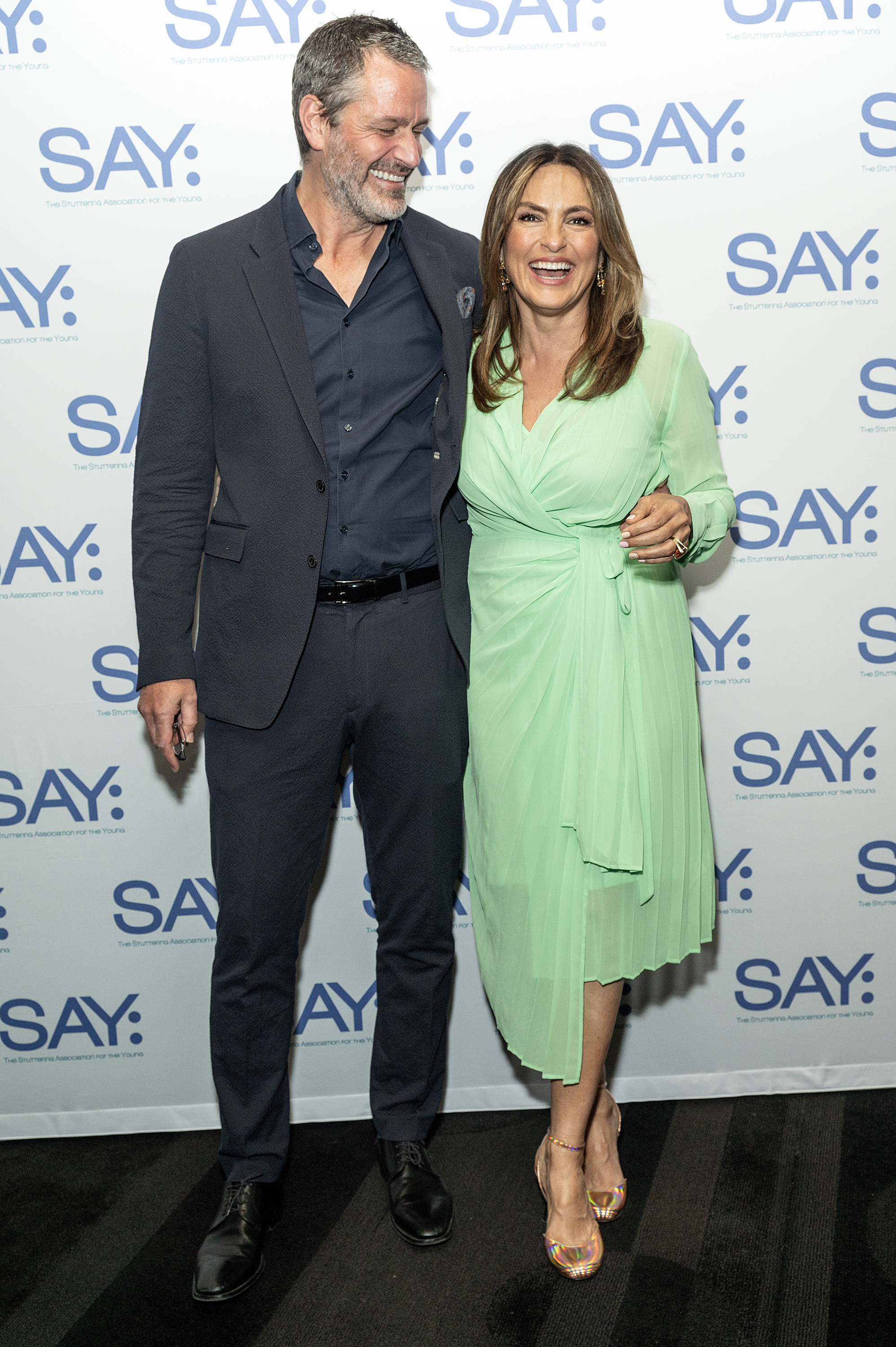 Peter Hermann et Mariska Hargitay posant ensemble lors du gala de bienfaisance 2023 de la Stuttering Association For The Young (SAY) à New York, 2023 | Source : Getty Images