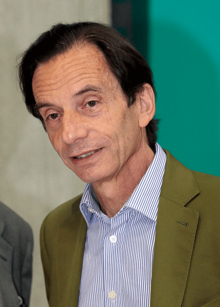 Le journaliste Français Olivier Barrot pose lors d'une cérémonie marquant le 50ème anniversaire de France Culture, le 6 septembre 2013 à Paris. | Photo : Getty Images