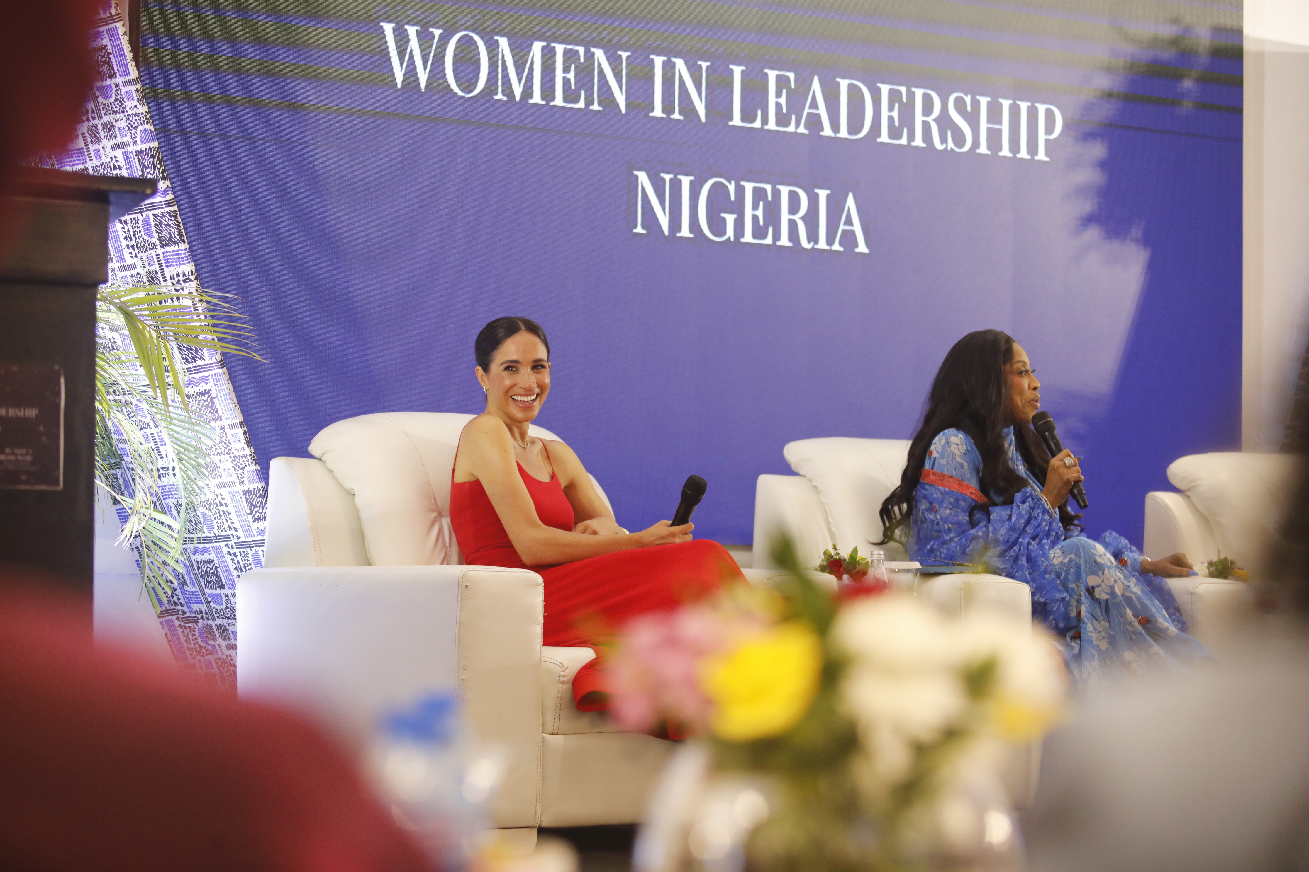 Meghan Markle sur scène lors d'un événement Women in Leadership coorganisé avec Ngozi Okonjo-Iweala le 11 mai 2024 à Abuja, au Nigeria | Source : Getty Images