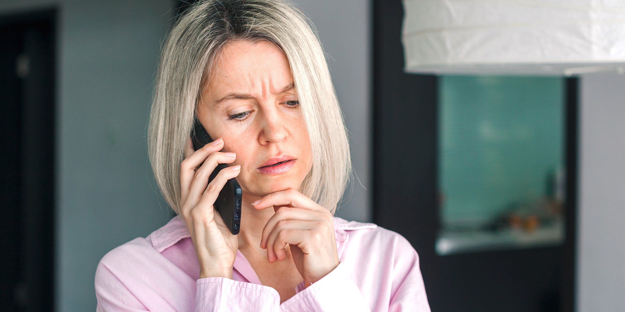 Une femme qui parle au téléphone | Source : Shutterstock