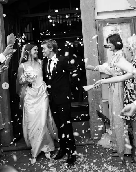 Barbara Palvin et Dylan Sprouse le jour de leur mariage en Hongrie, le 15 juillet 2023. | Source : Instagram/vogueweddings/barbarapalvin.