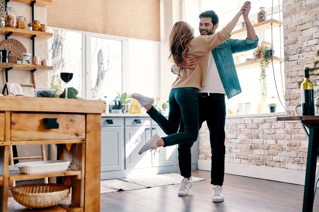 Un couple danse à la maison | Source : Shutterstock